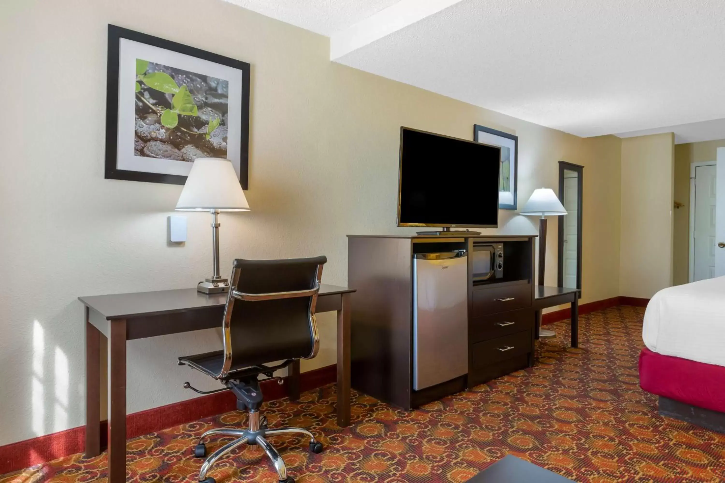 Bedroom, TV/Entertainment Center in Best Western Benton Inn