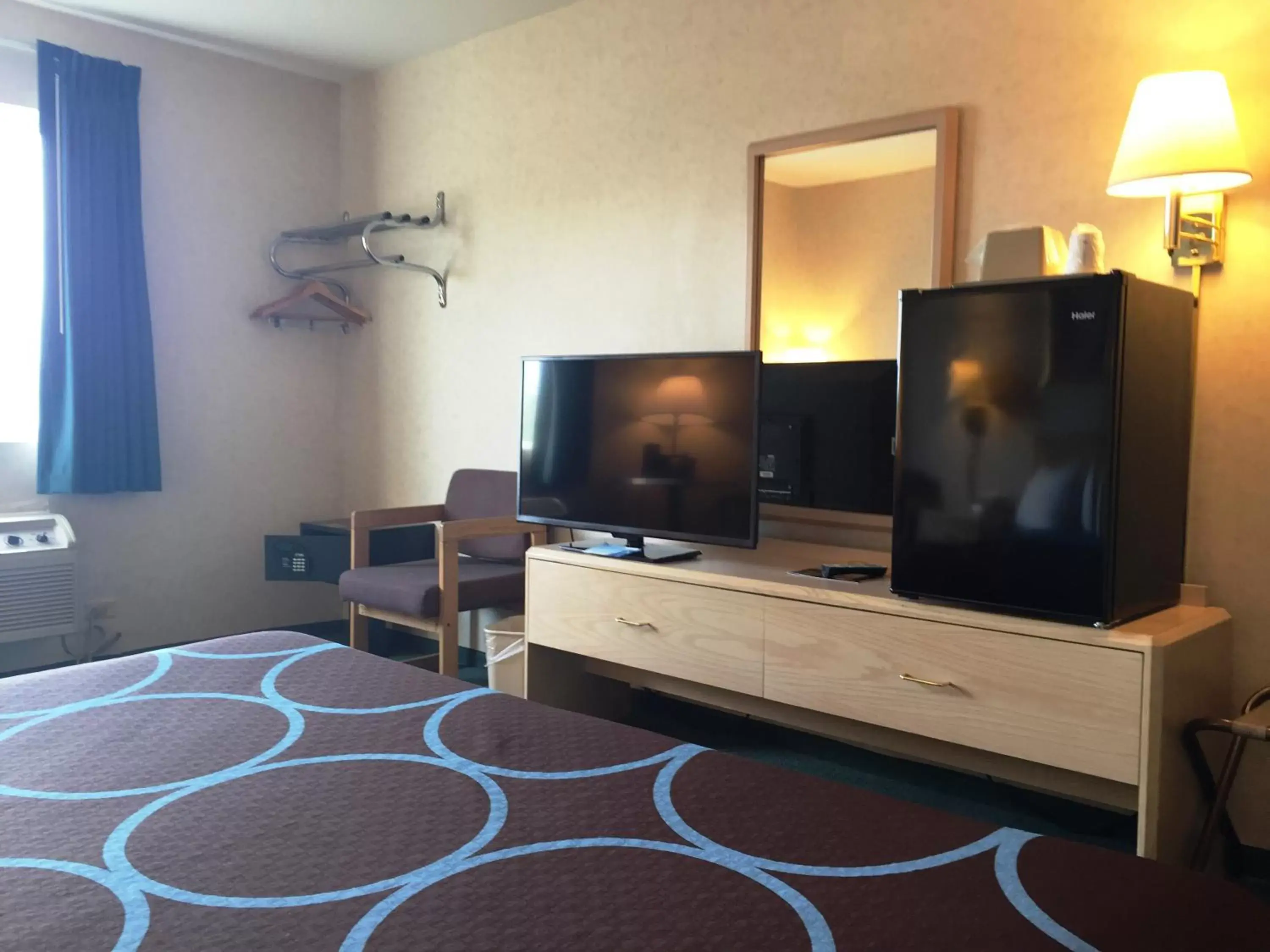 TV and multimedia, TV/Entertainment Center in Super 8 by Wyndham Canandaigua