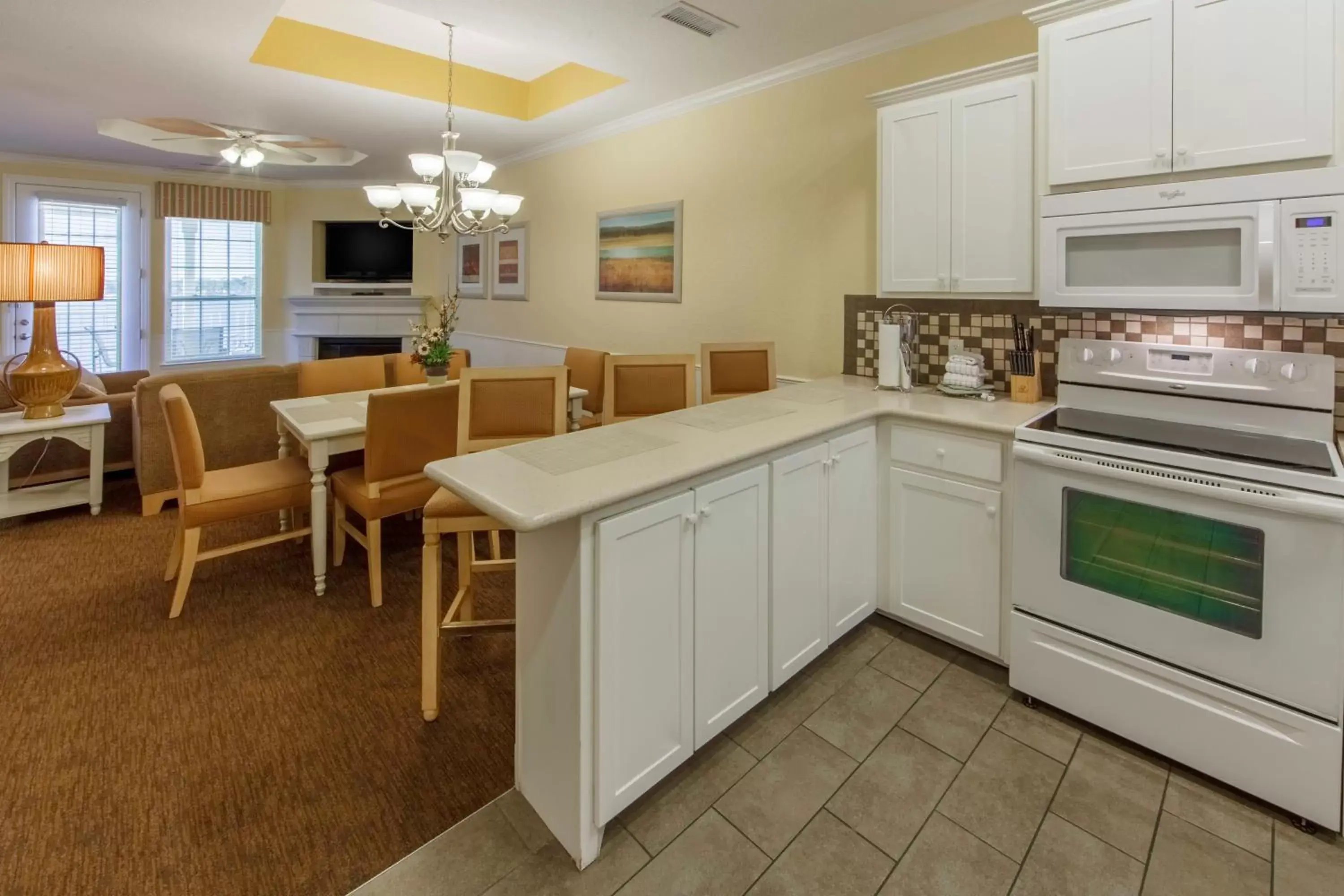 Photo of the whole room, Kitchen/Kitchenette in Holiday Inn Club Vacations Piney Shores Resort at Lake Conroe