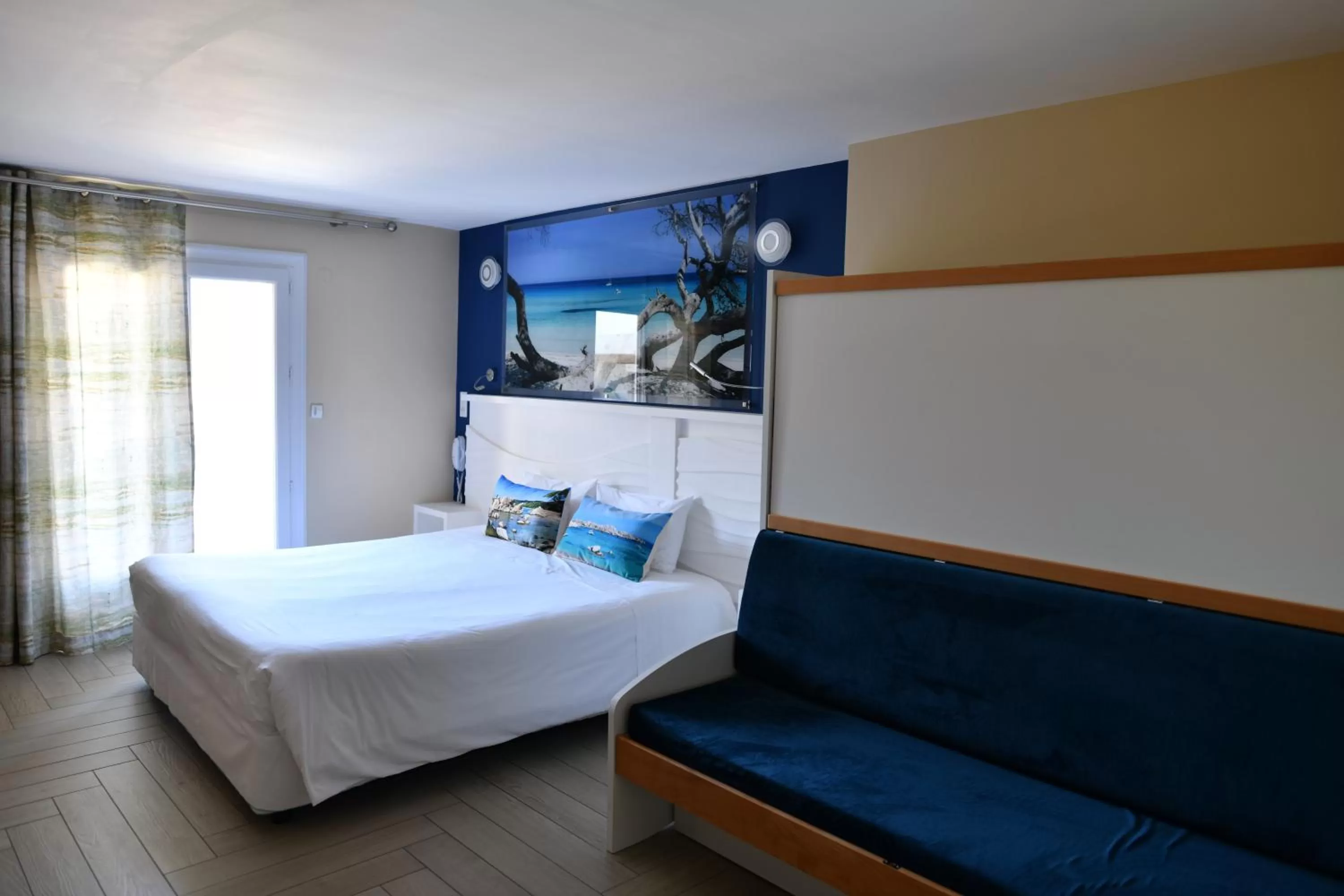 Photo of the whole room, Bed in Hôtel Le Claridge