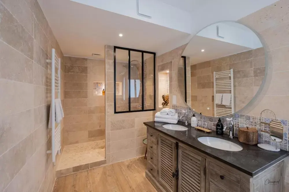 Bathroom in Le Belvédère Hotel et Bien être