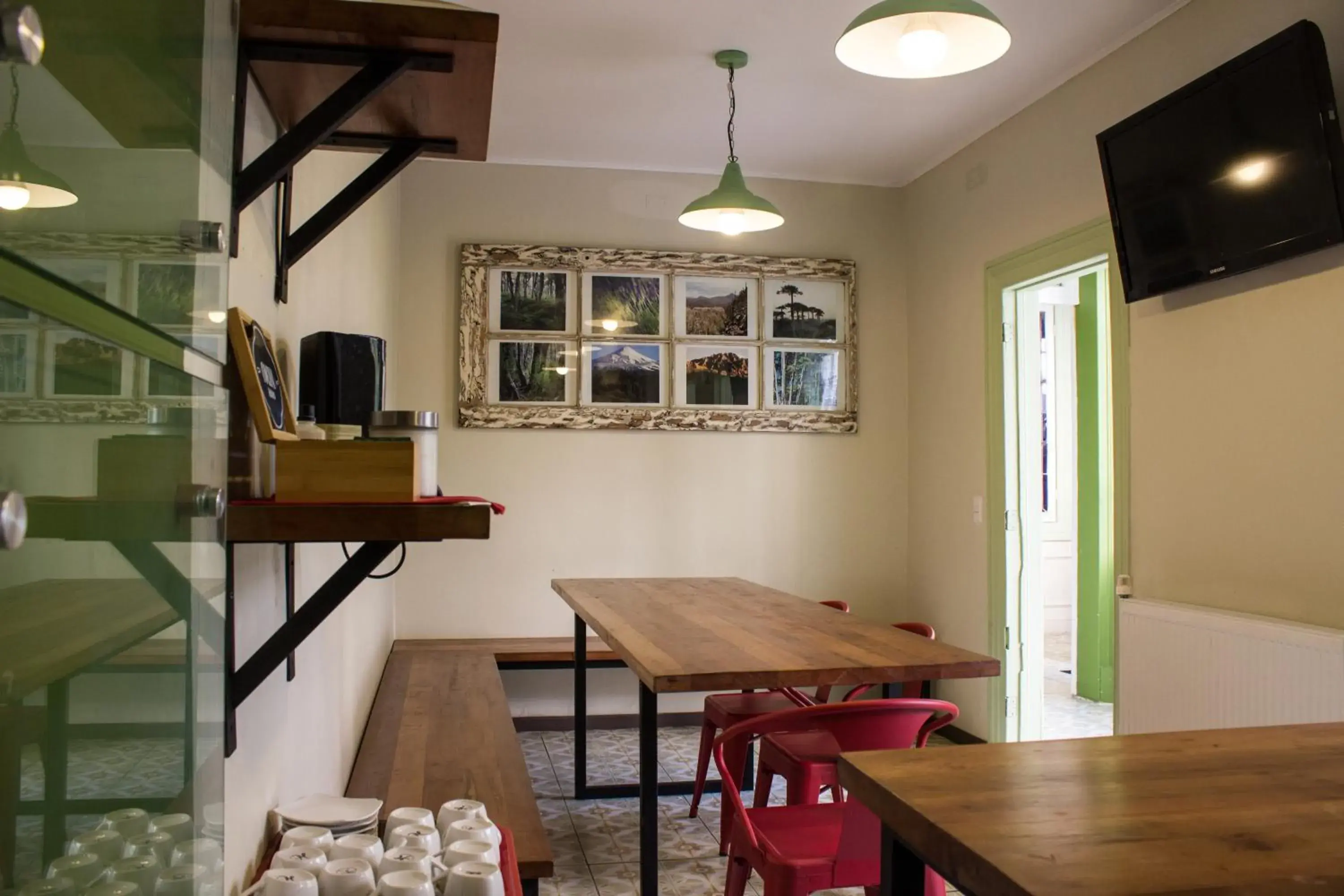 Communal lounge/ TV room, Lounge/Bar in Hostal Providencia