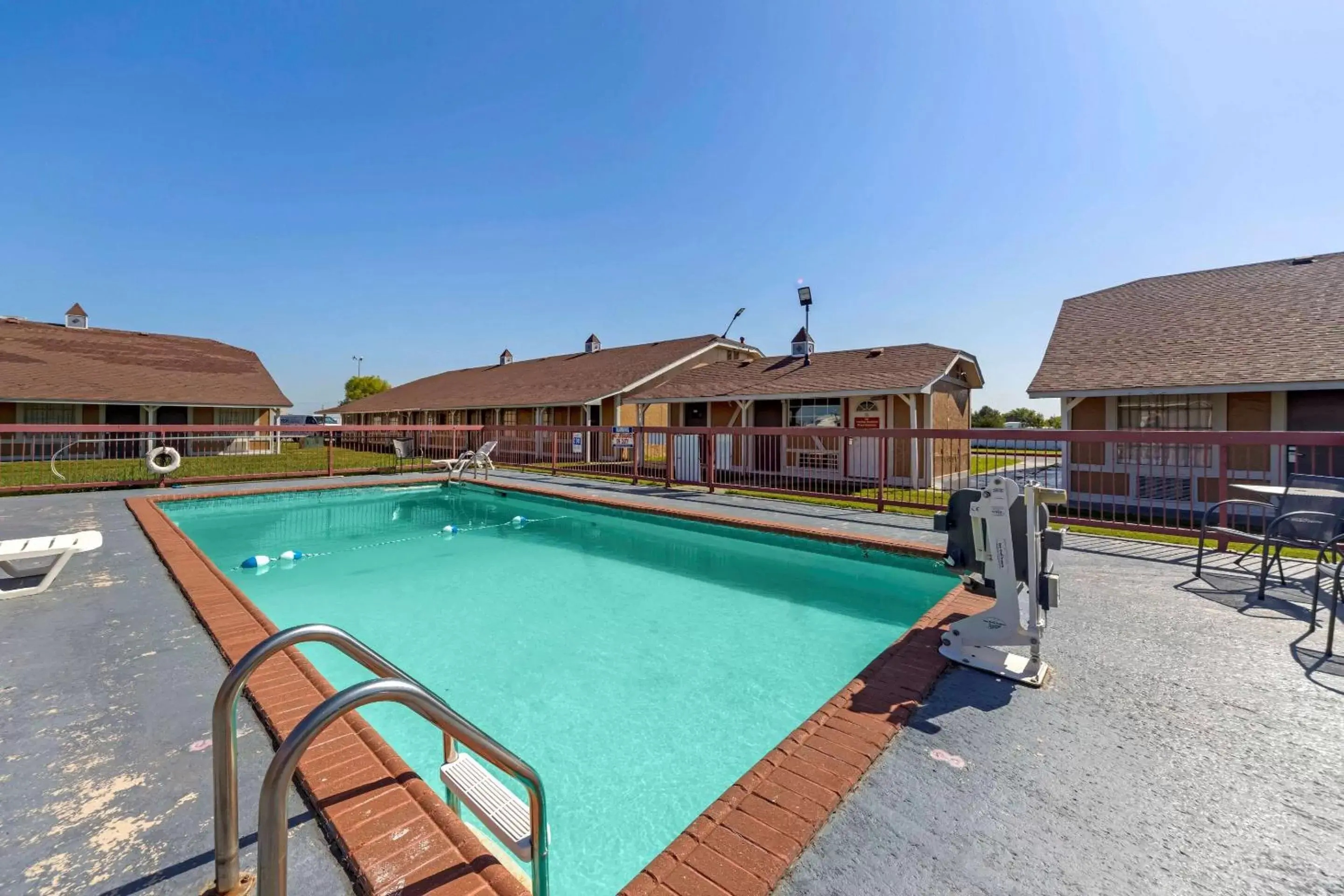 Activities, Swimming Pool in Econo Lodge Pryor