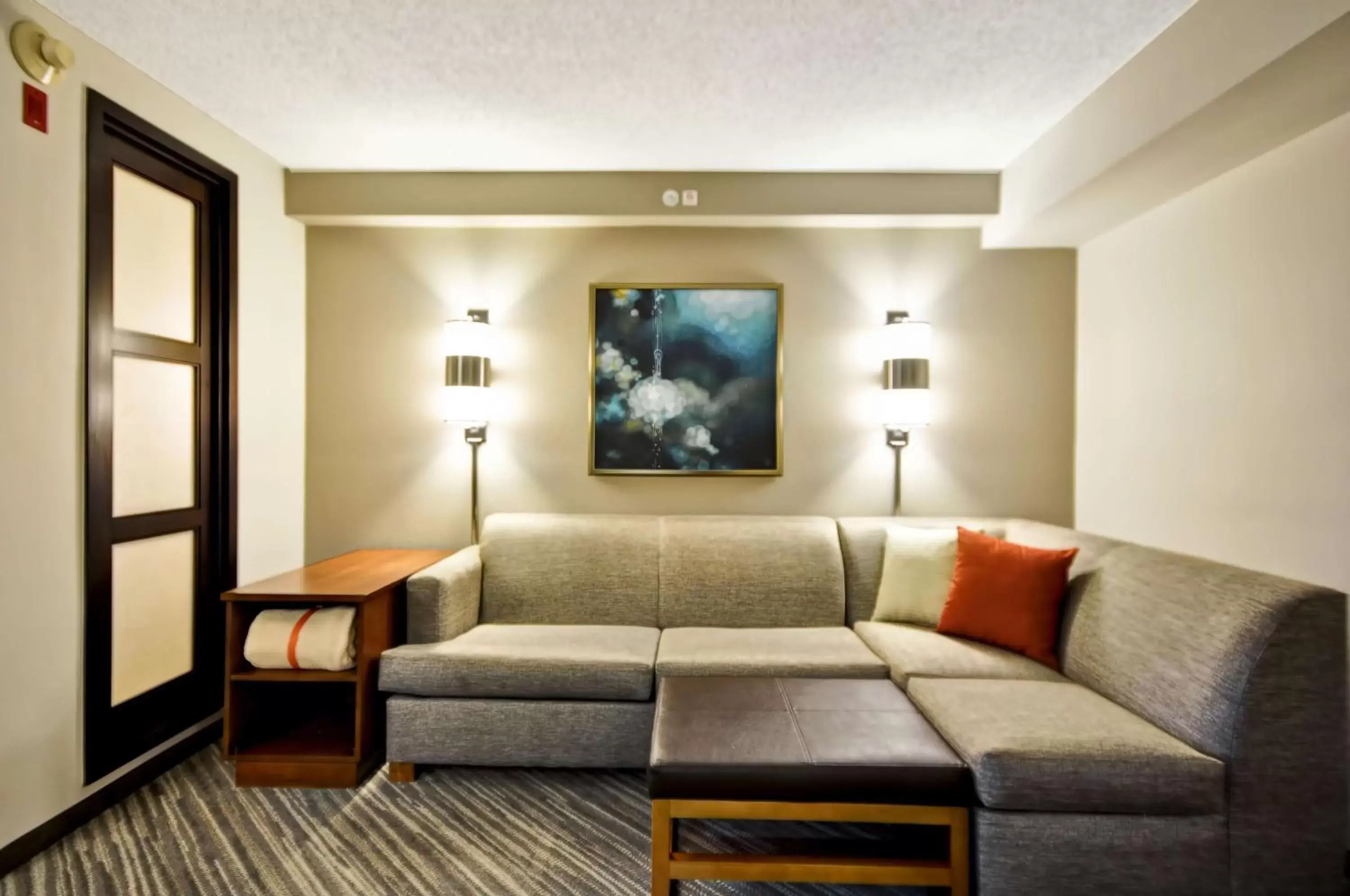 Photo of the whole room, Seating Area in Hyatt Place Albuquerque Uptown