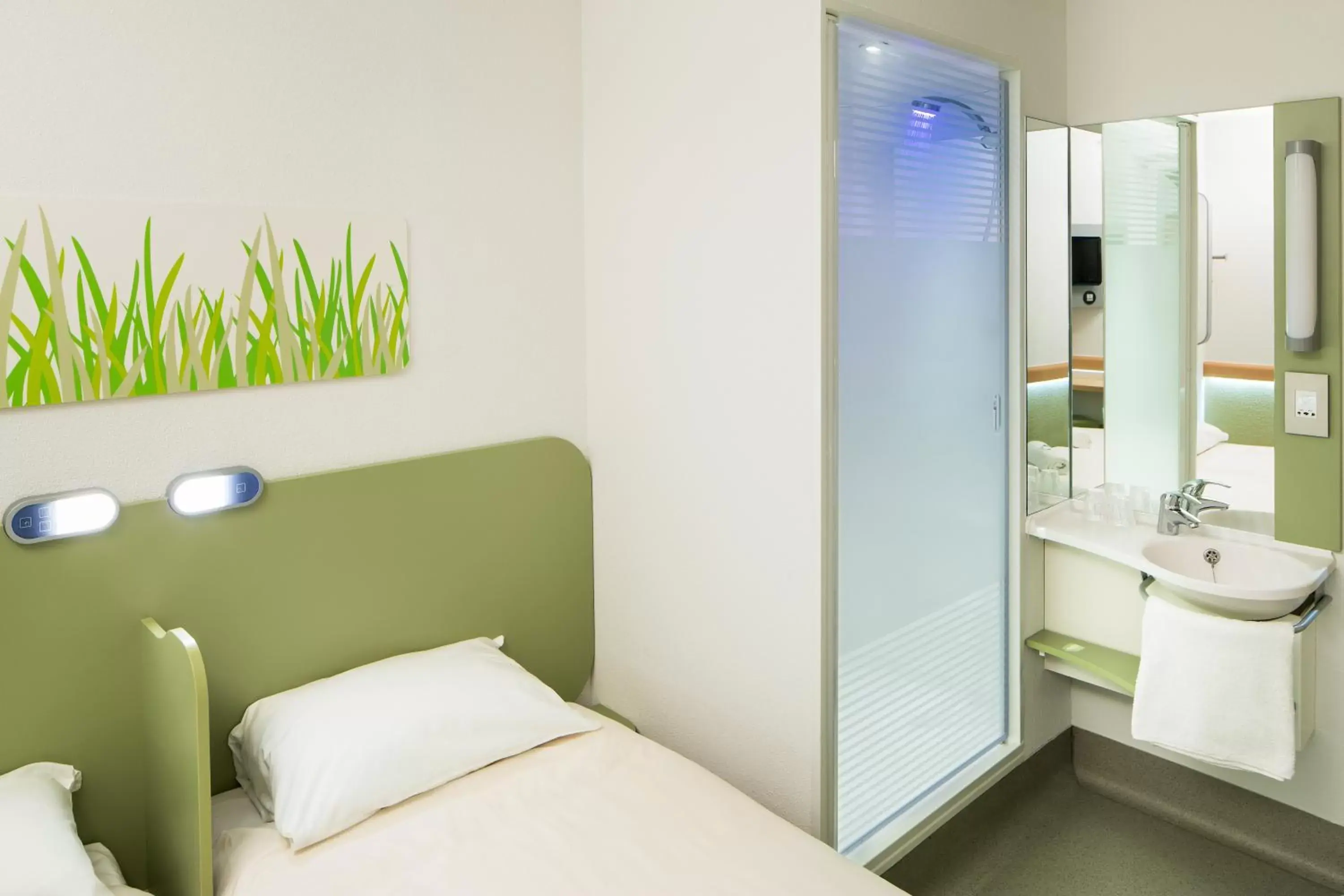 Bed, Bathroom in ibis budget Hotel Edinburgh Park
