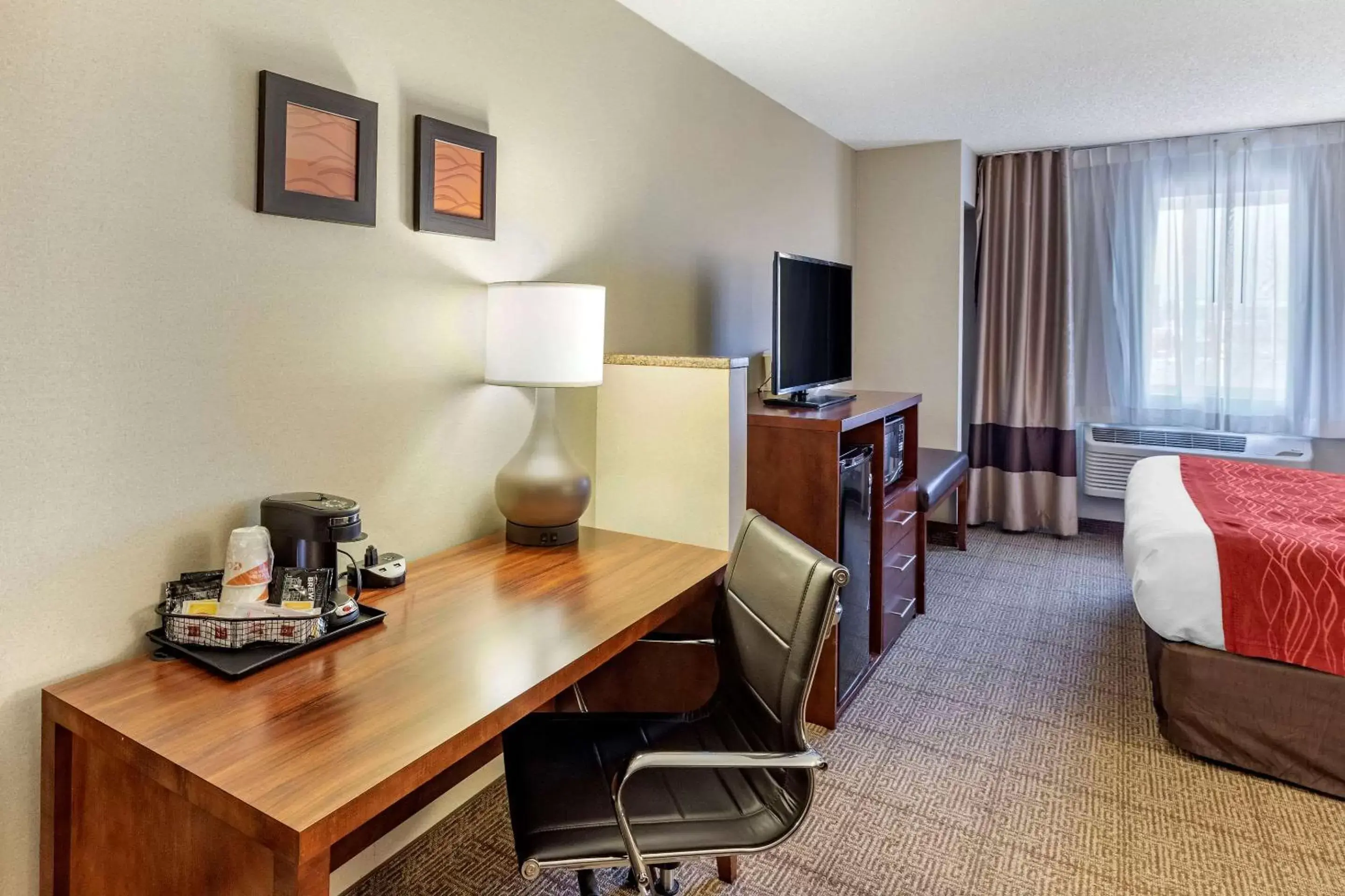 Bedroom, TV/Entertainment Center in Comfort Inn Denver West Arvada Station