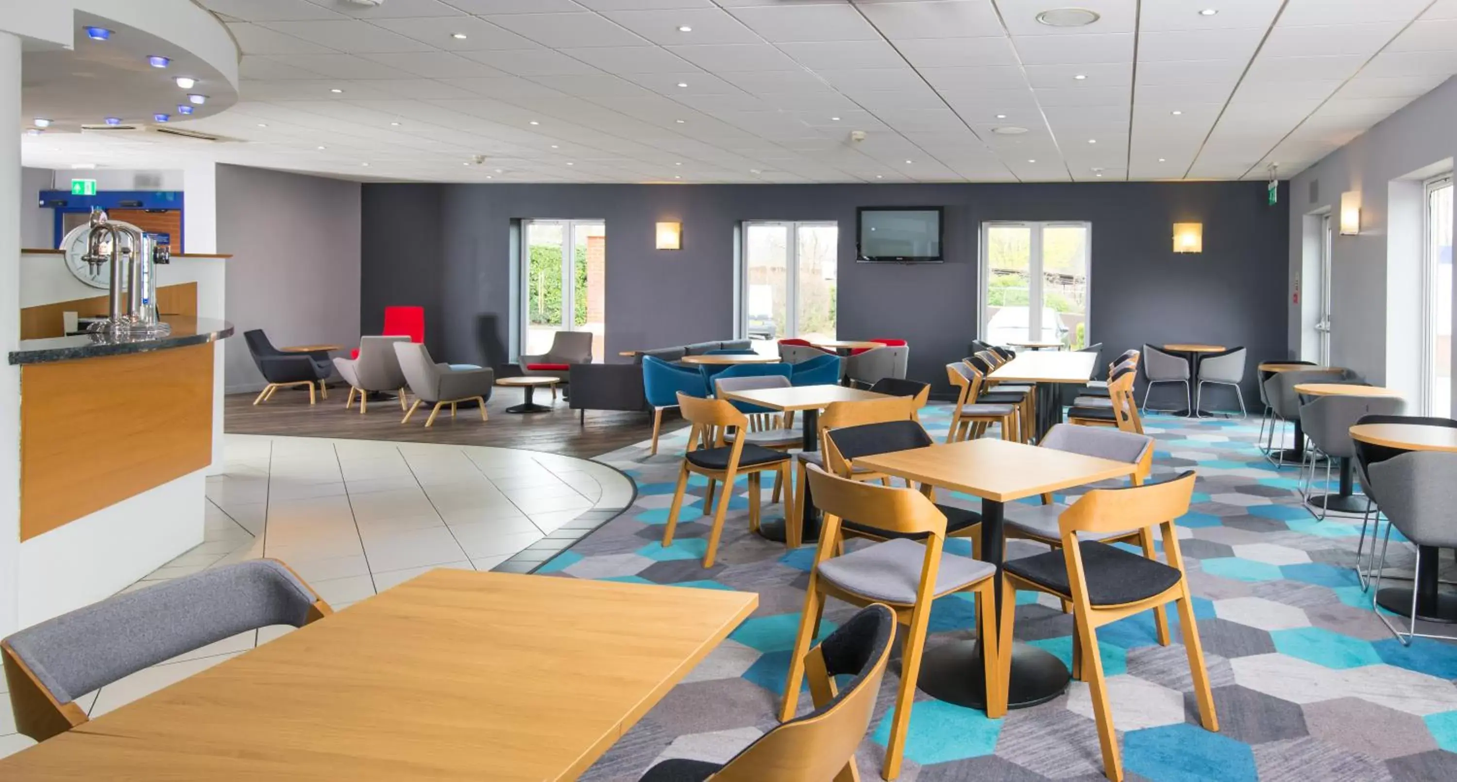 Lounge or bar, Restaurant/Places to Eat in Holiday Inn Express Manchester East, an IHG Hotel