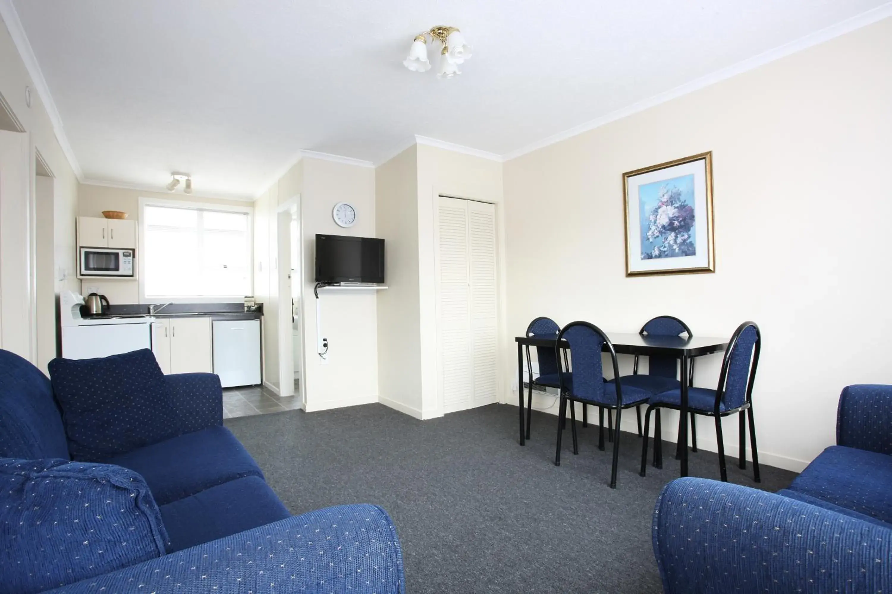 Living room, Seating Area in Queens Park Motels