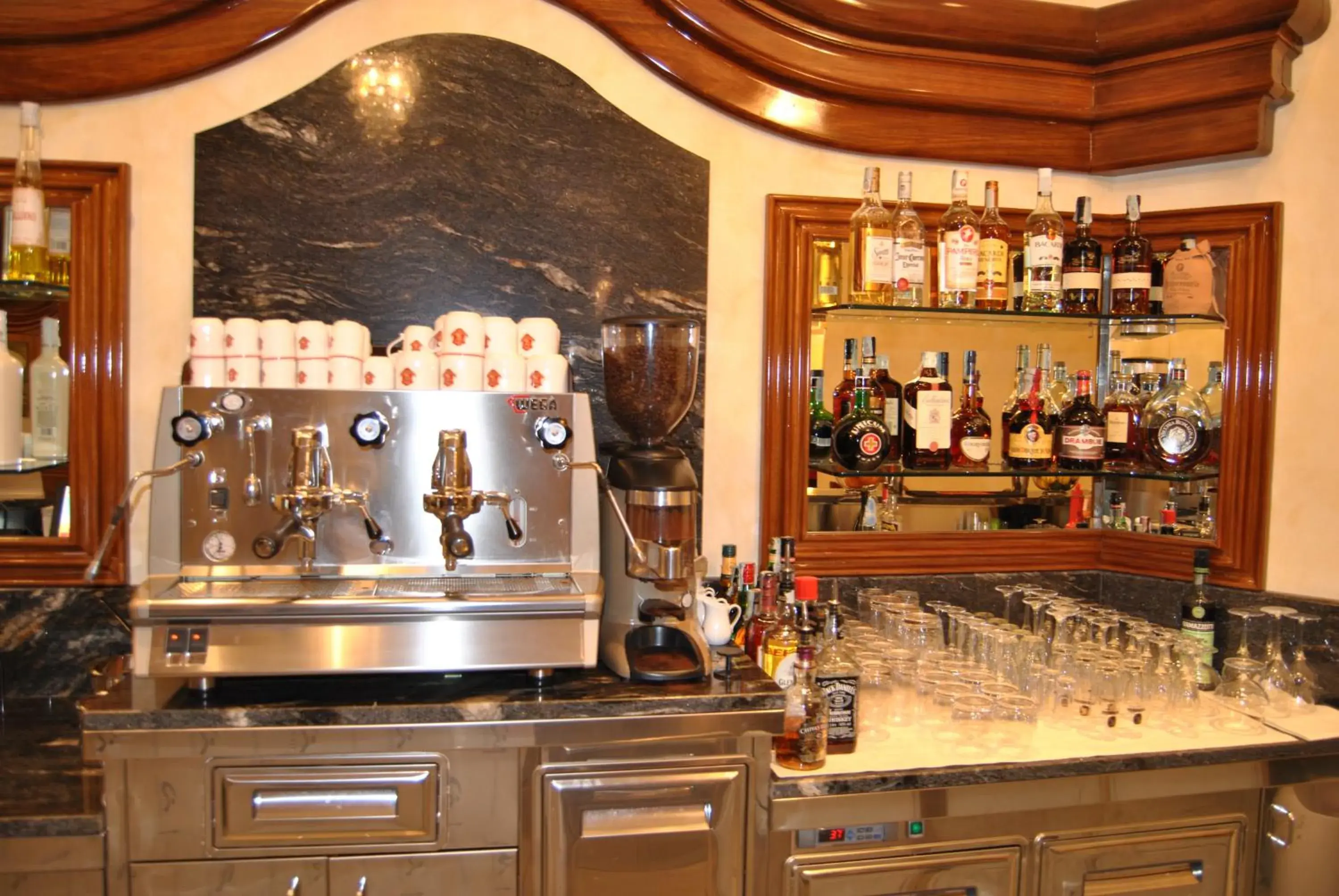 Breakfast, Lounge/Bar in Hotel Borgo Don Chisciotte