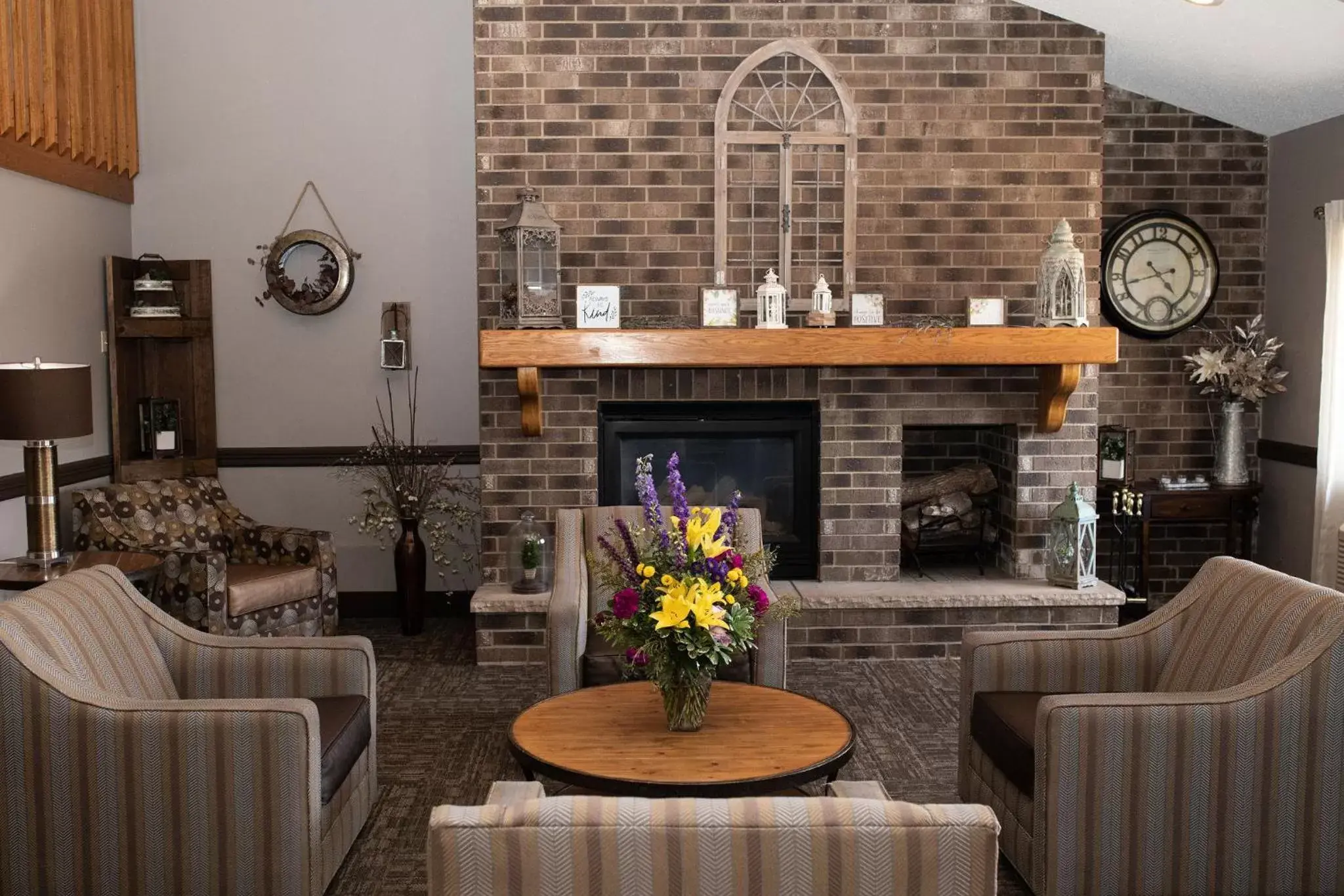 Lobby or reception, Seating Area in AmericInn by Wyndham Aberdeen Event Center