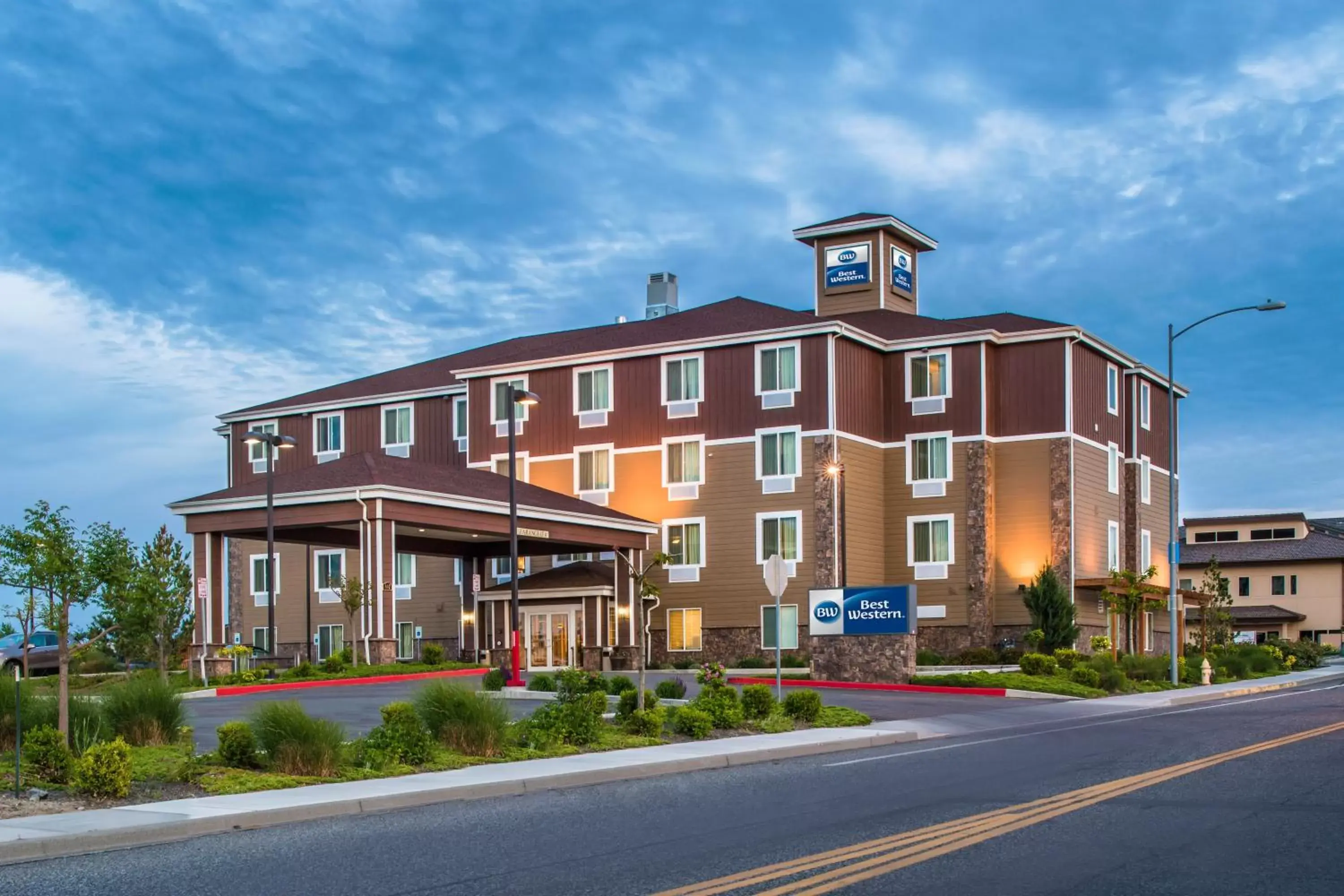 Property Building in SureStay Plus Hotel by Best Western Kennewick Tri-Cities