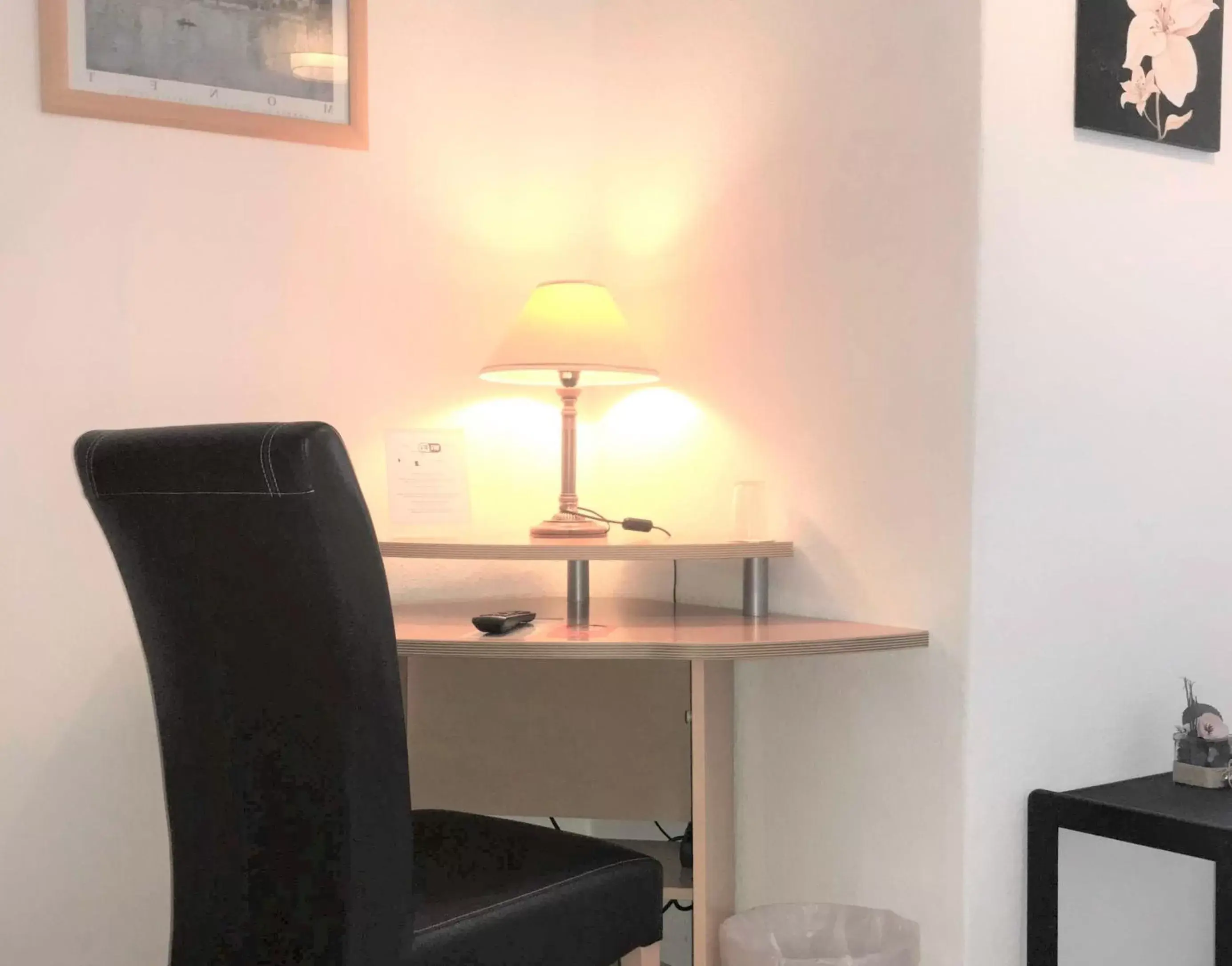 Single Room with Bathroom - single occupancy in Hotel Antoni Single Room with Bathroom - single occupancy in Hotel Antoni