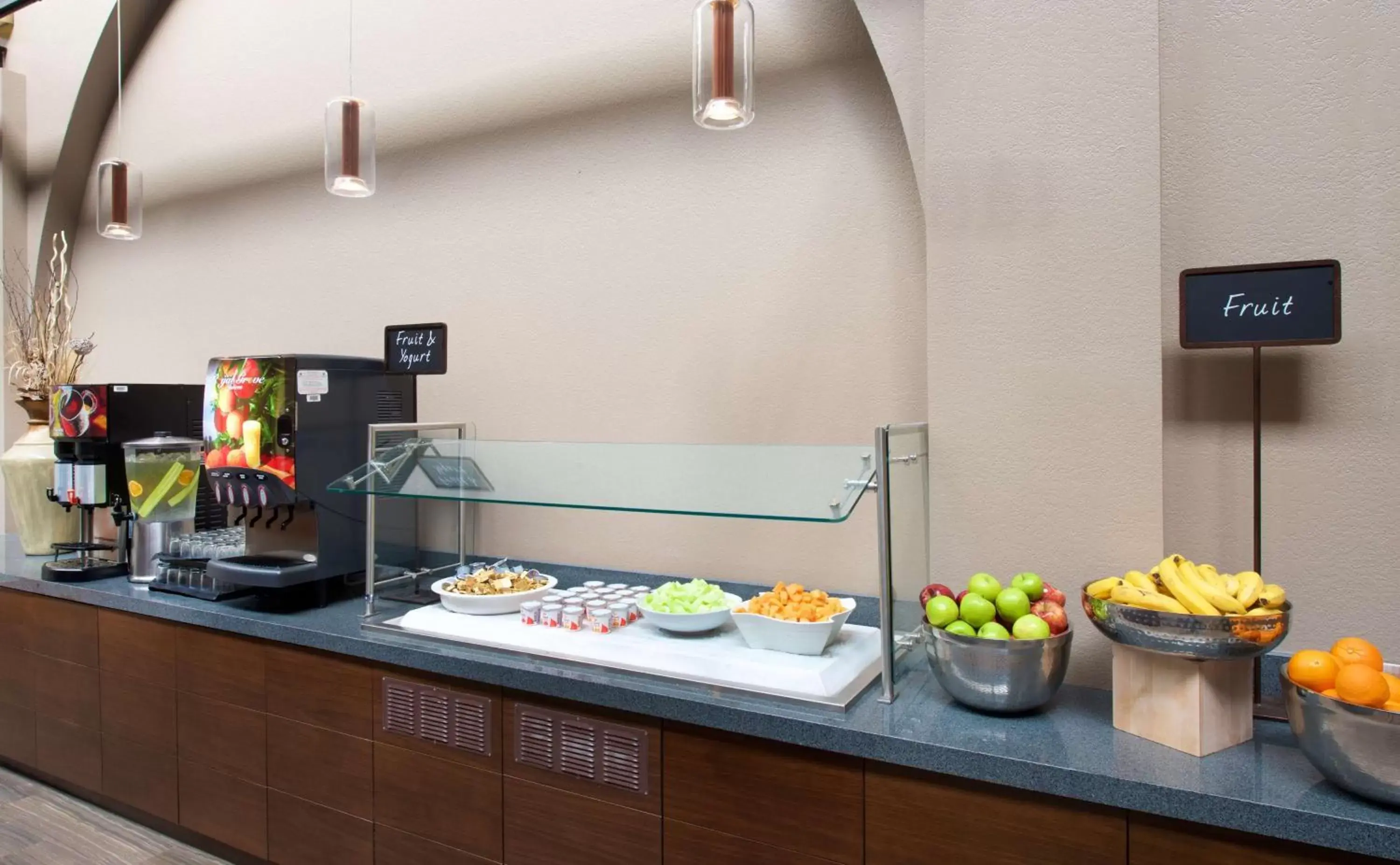 Dining area, Kitchen/Kitchenette in Embassy Suites by Hilton Seattle North Lynnwood