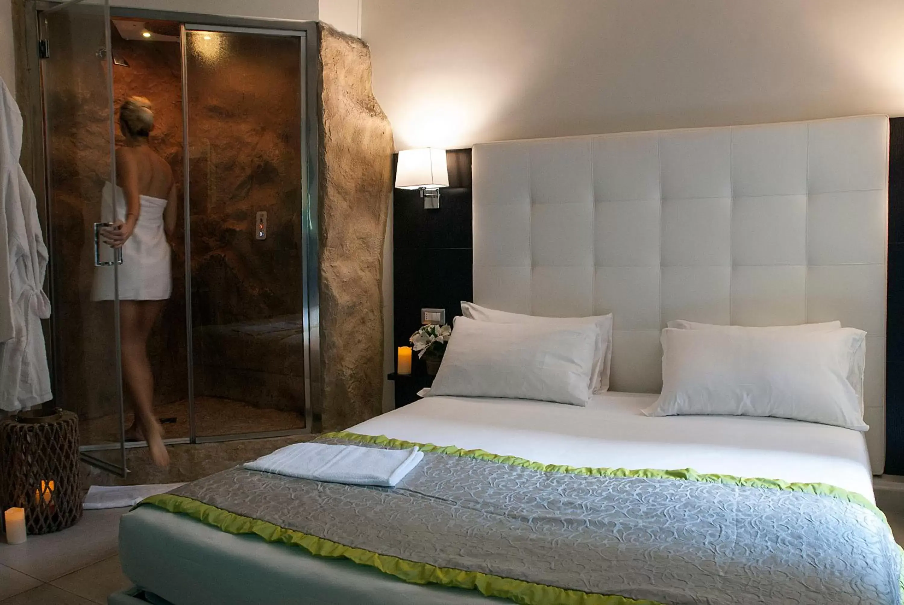 Shower, Bed in Roman Holidays Boutique Hotel