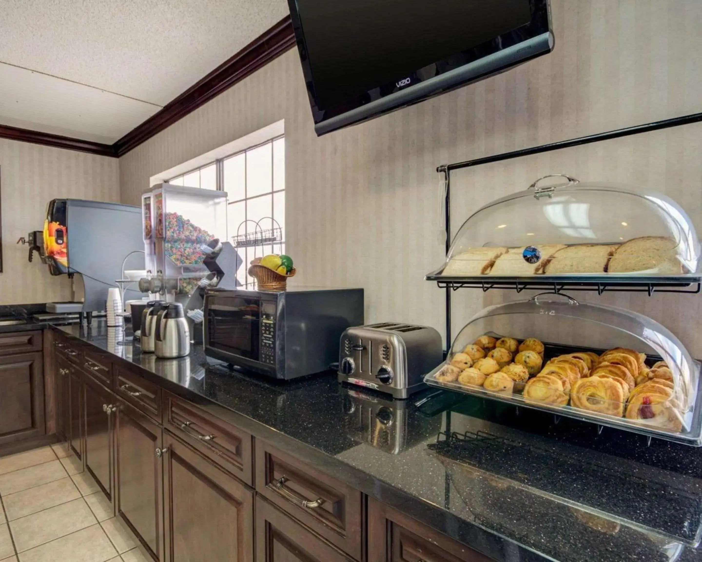 Restaurant/places to eat, Kitchen/Kitchenette in Econo Lodge Inn & Suites