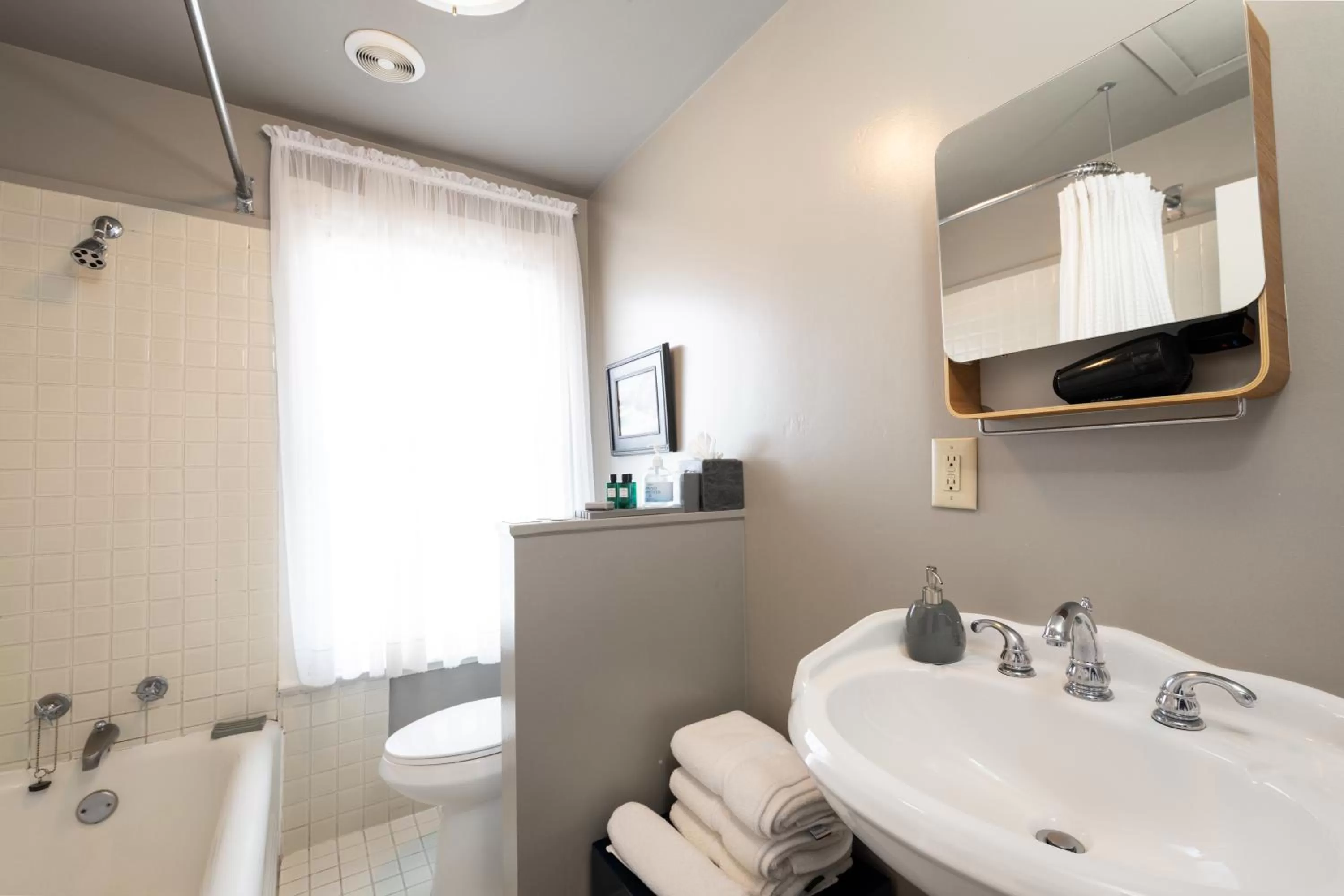 Nantucket Whale Inn, Half Moon Bay