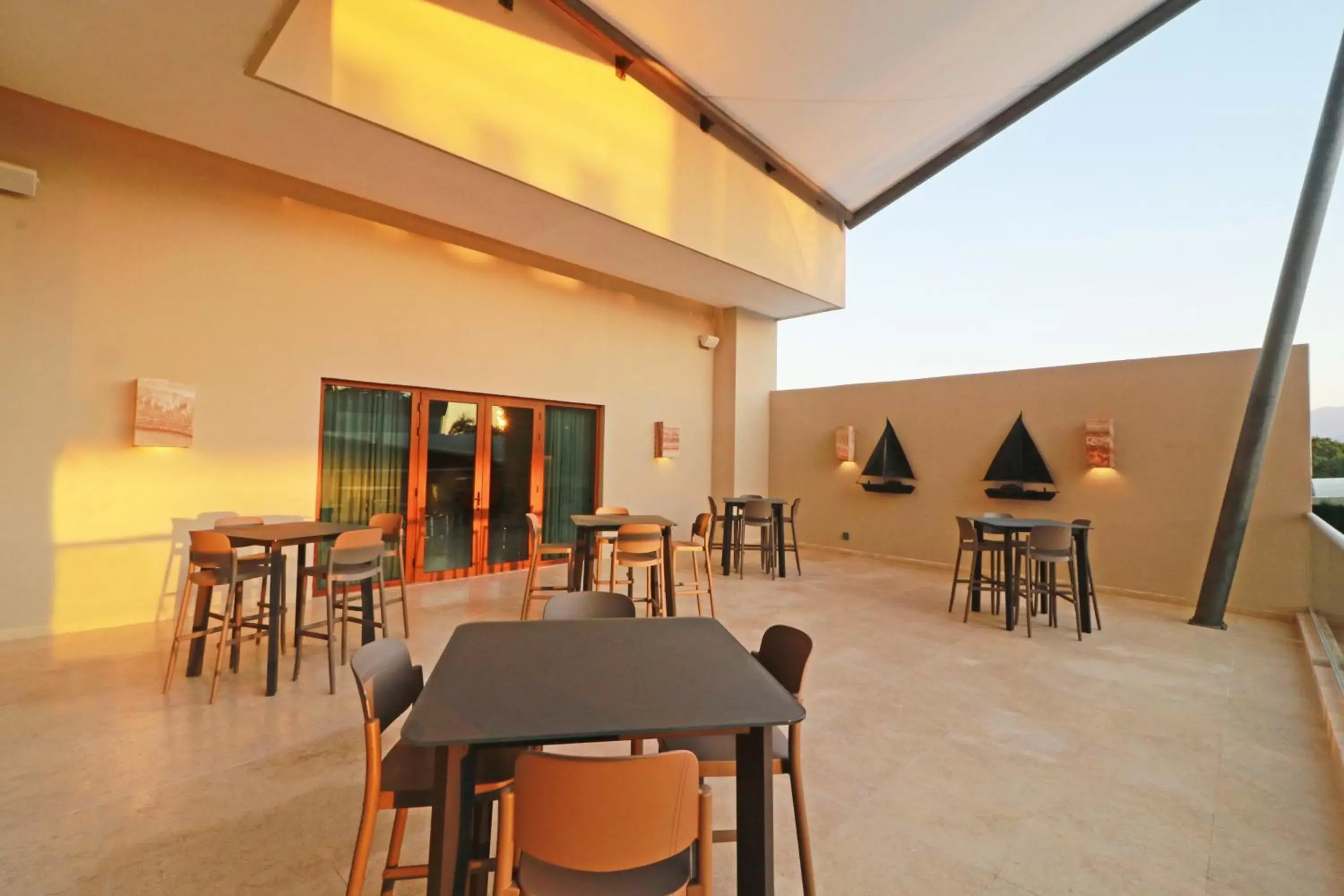 Balcony/Terrace, Restaurant/Places to Eat in Holiday Inn & Suites - Puerto Vallarta Marina & Golf, an IHG Hotel