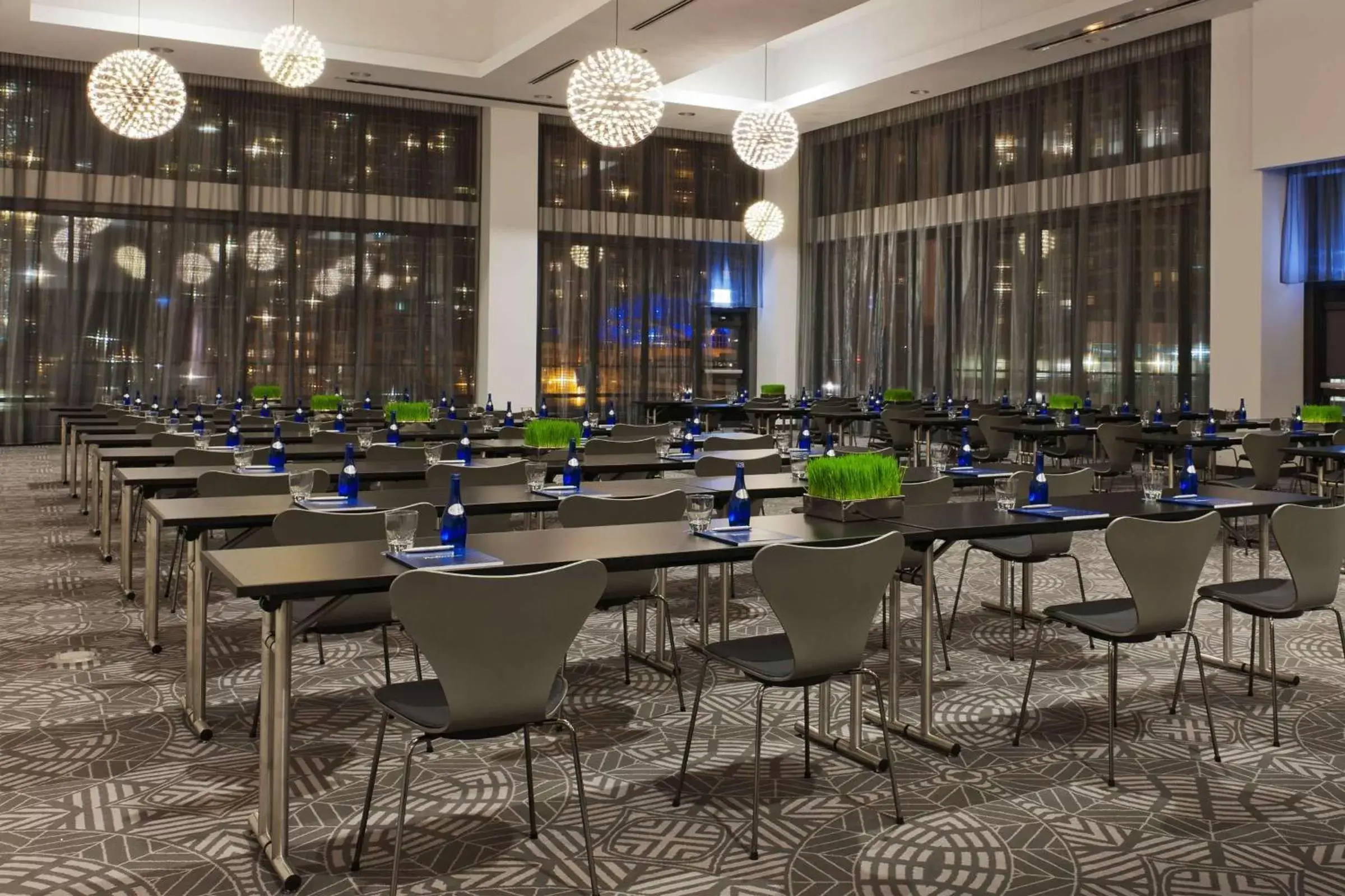 Meeting/conference room, Restaurant/Places to Eat in Radisson Blu Aqua Hotel Chicago