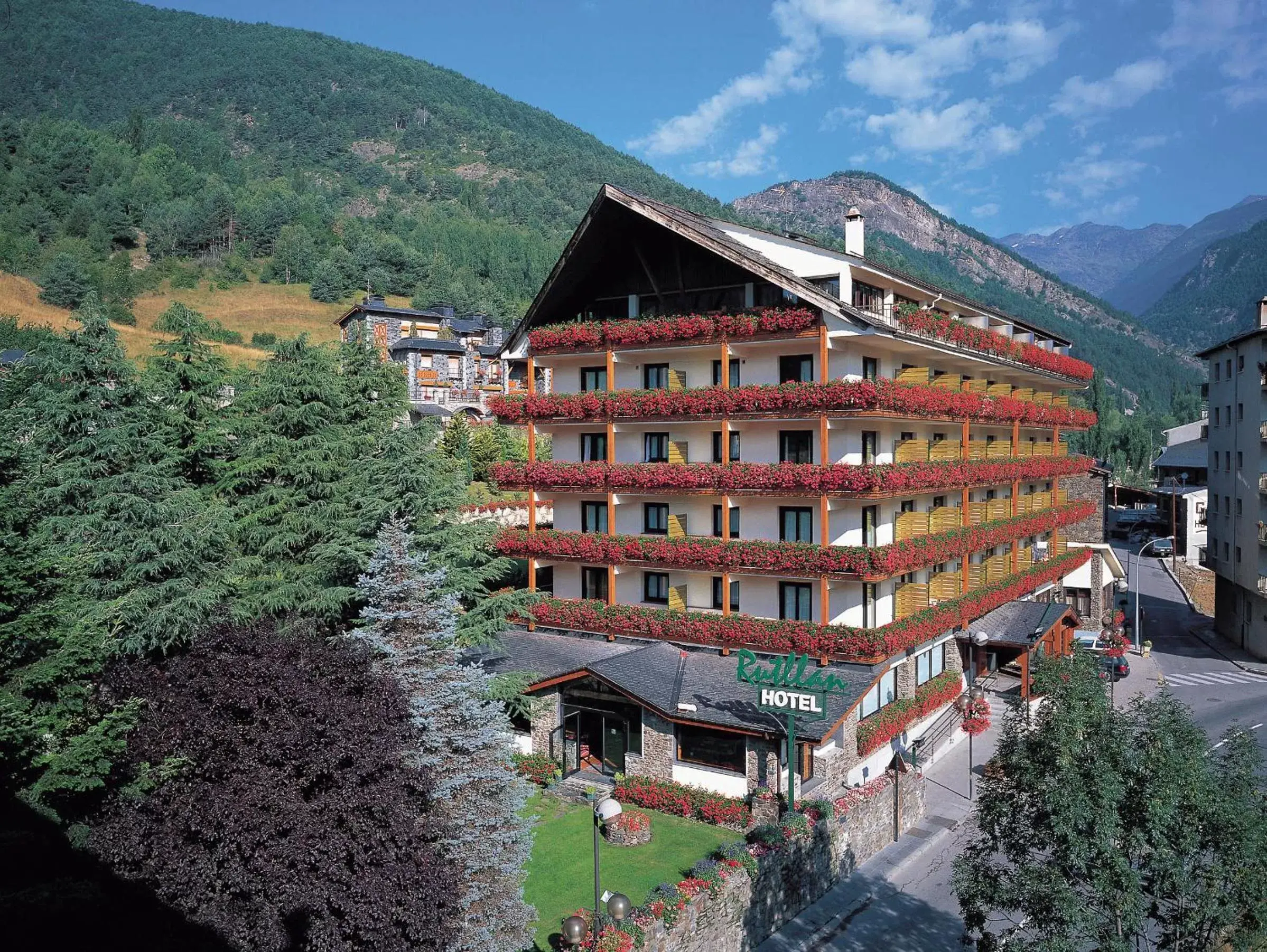 Property building in Rutllan & Spa Property building in Rutllan & Spa