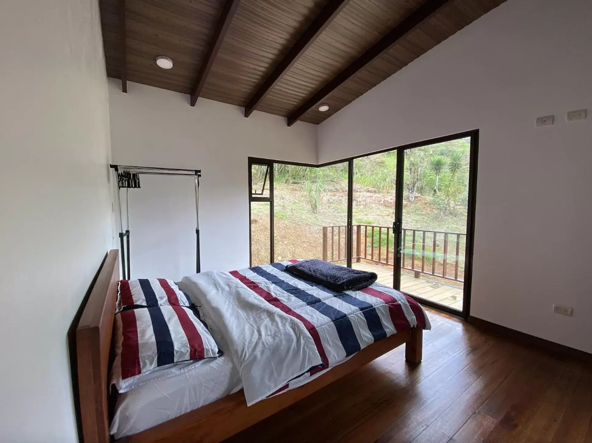 Bed in Arte de Plumas birding lodge