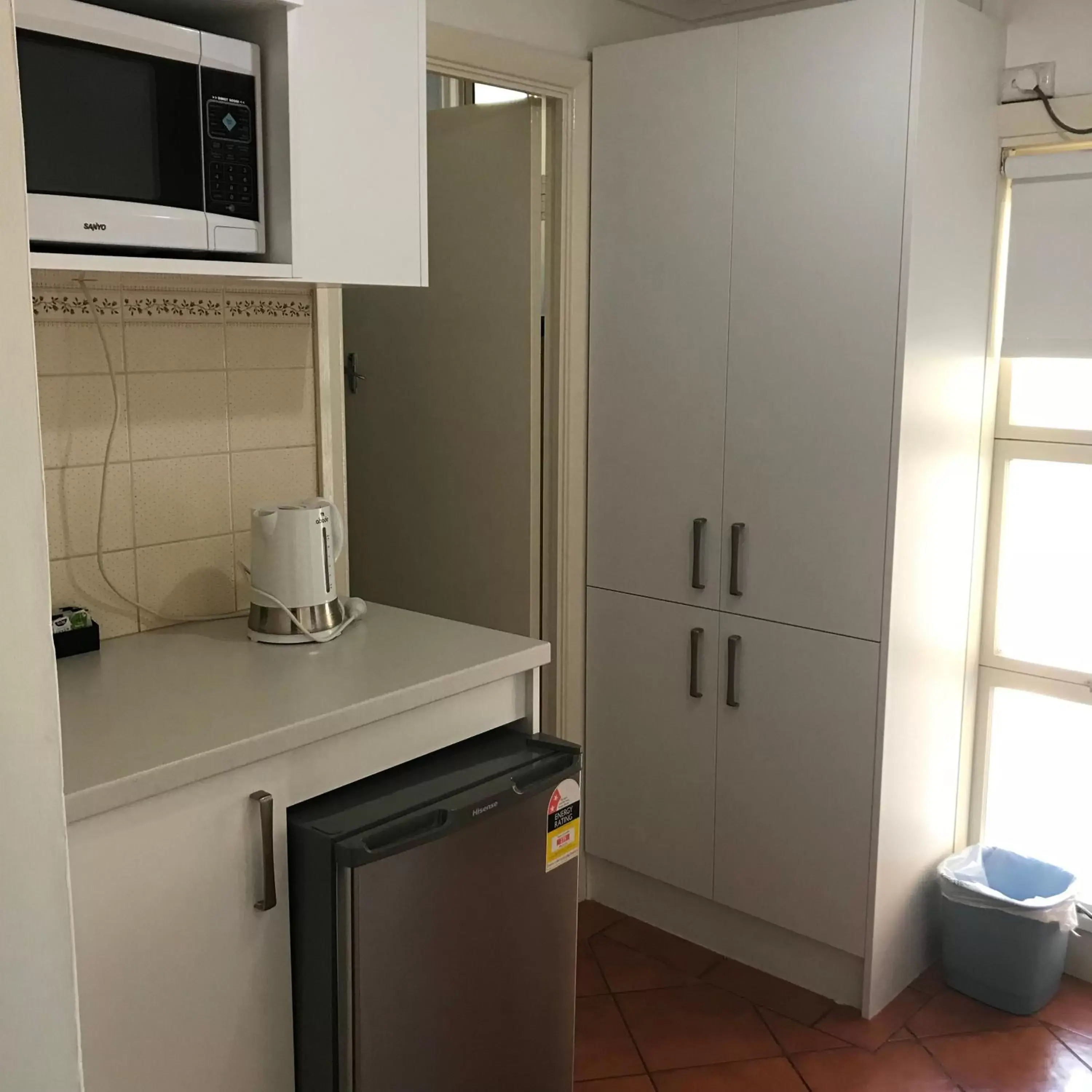 Kitchen or kitchenette, Kitchen/Kitchenette in The Lodge Outback Motel