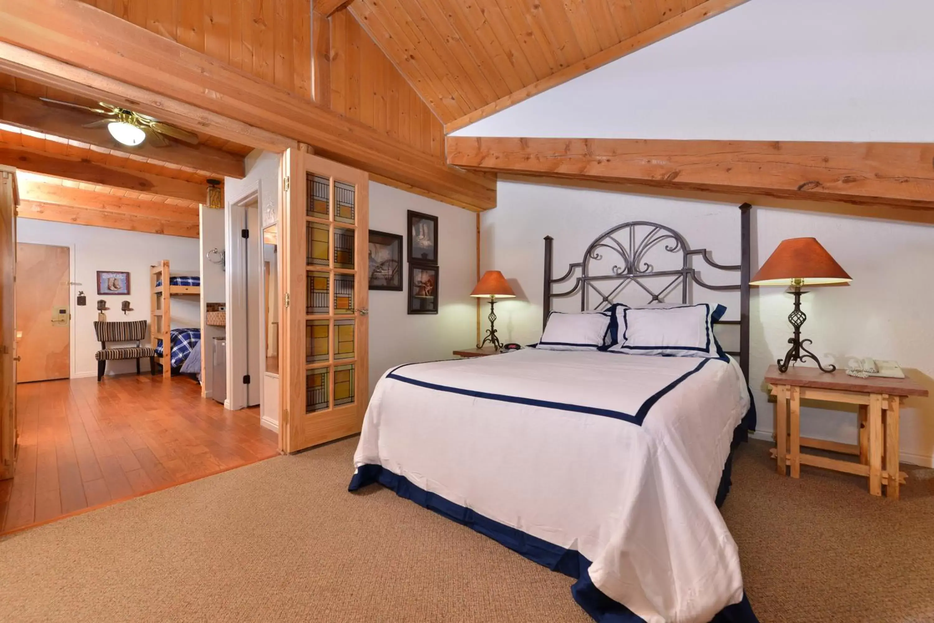 Photo of the whole room, Bed in The Boulder Creek Lodge