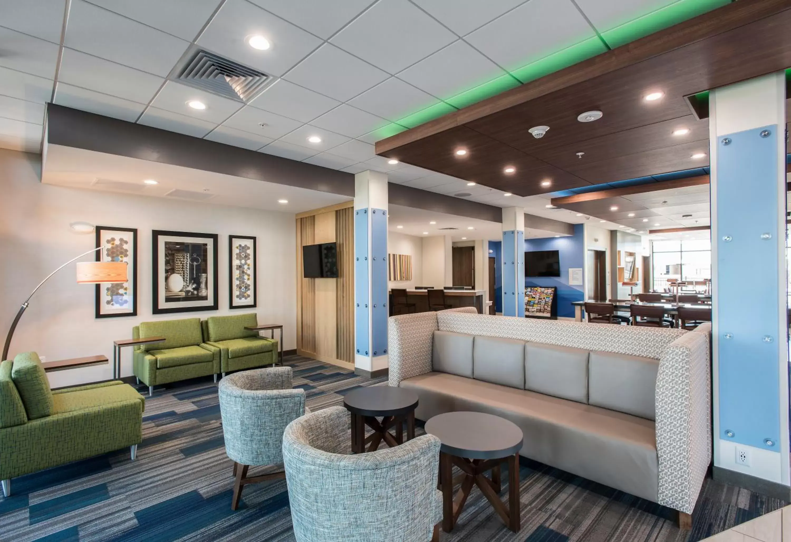 Property building, Lounge/Bar in Holiday Inn Express & Suites - Phoenix North - Happy Valley, an IHG Hotel
