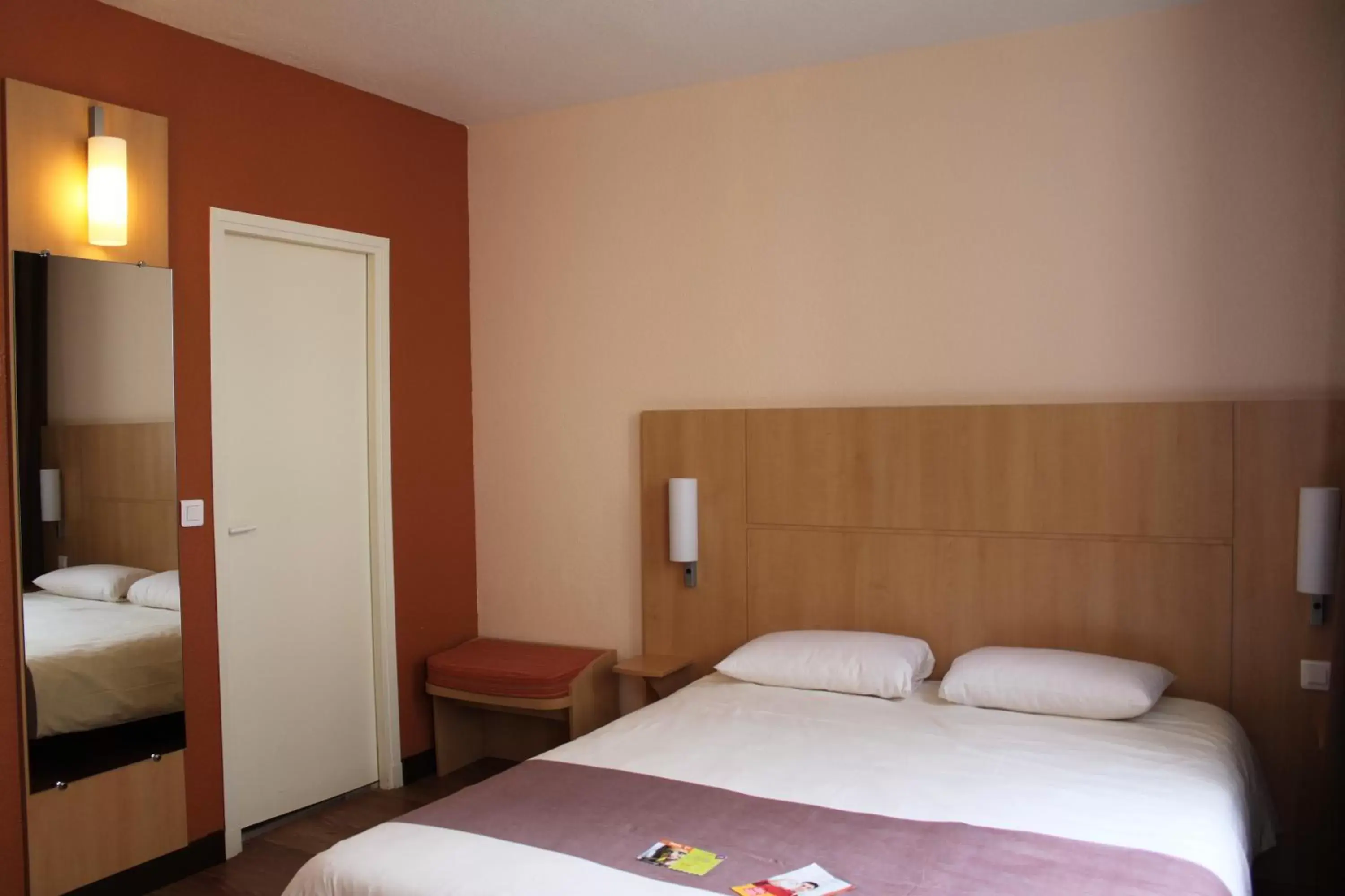 Bedroom, Bed in ibis Toulouse Gare Matabiau