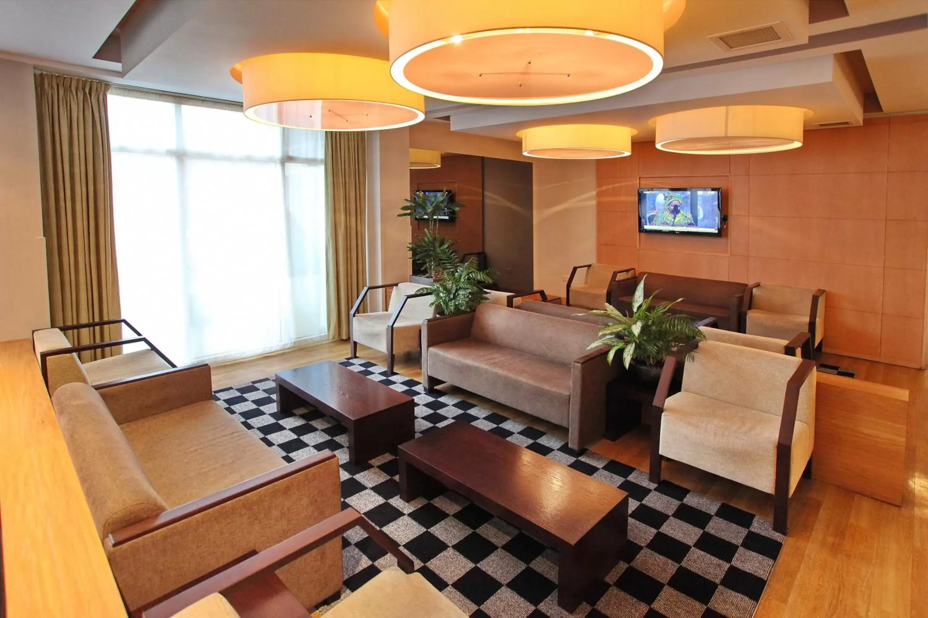 Lounge or bar, Lobby/Reception in Holiday Inn Express Birmingham Redditch, an IHG Hotel