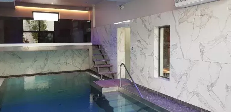 Swimming Pool in Hotel Mondo