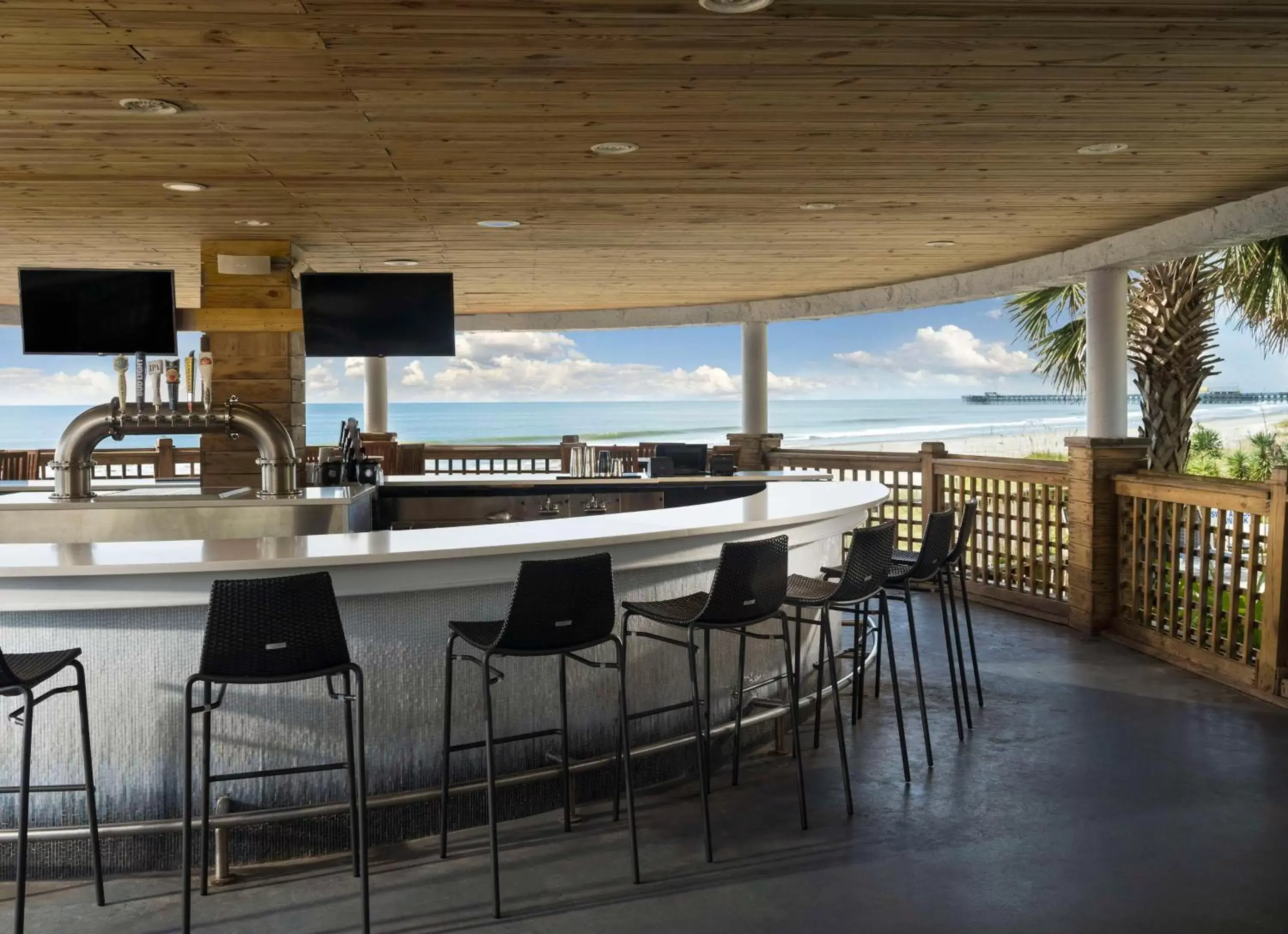 Lounge or bar in Hilton Myrtle Beach Resort