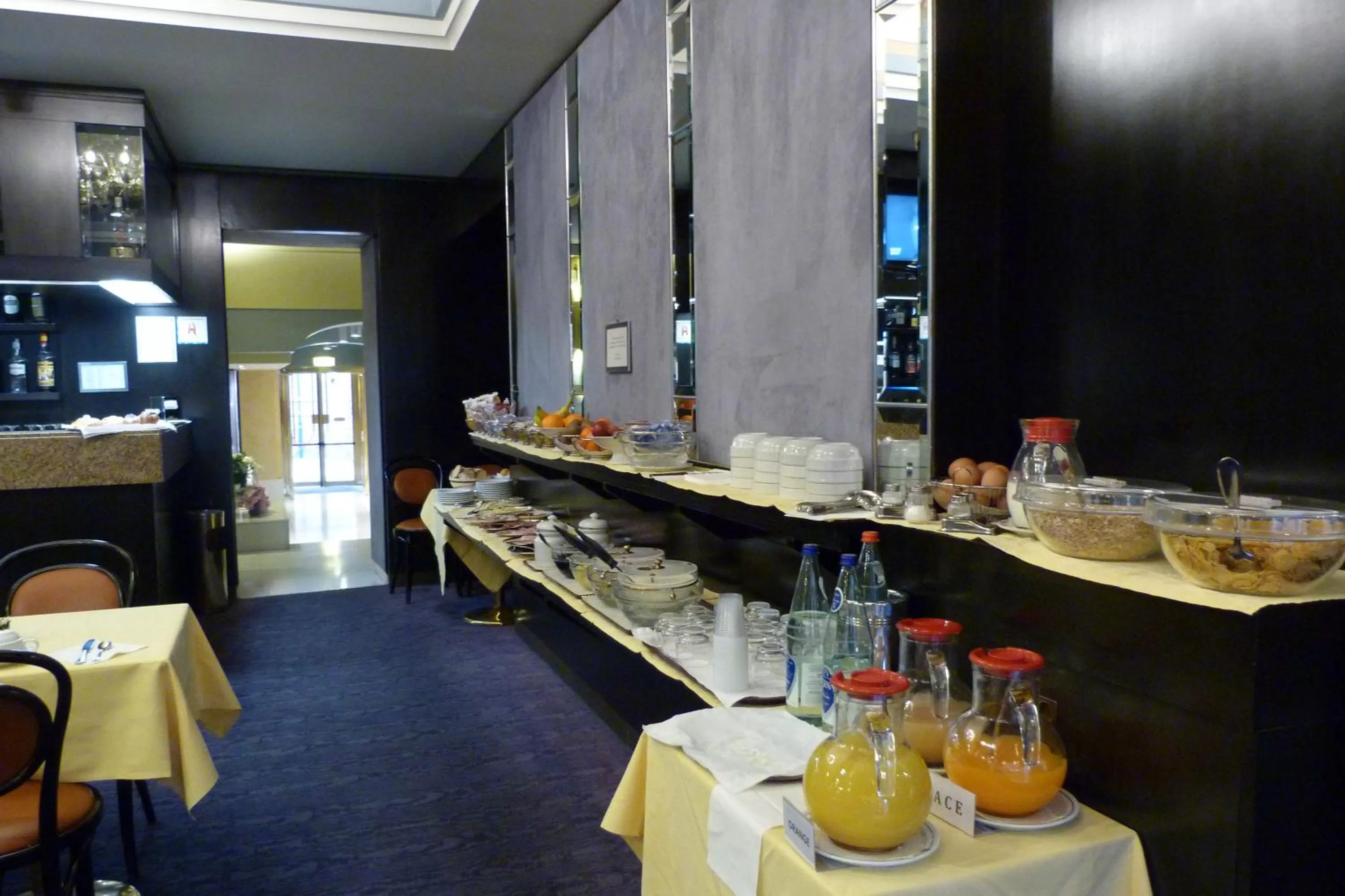 Buffet breakfast in Hotel Centrale Byron
