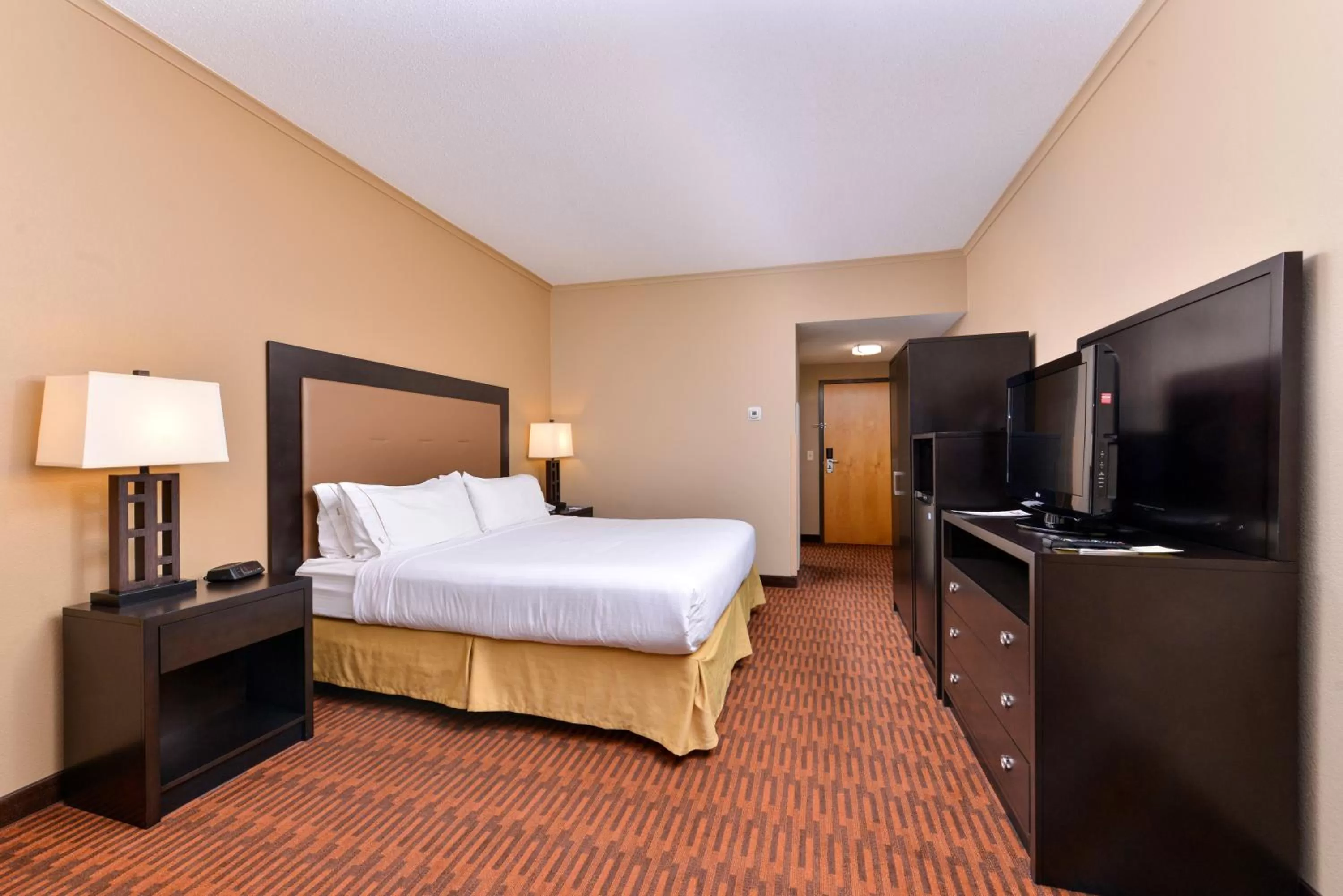 Photo of the whole room, Bed in Holiday Inn Express Breezewood by IHG