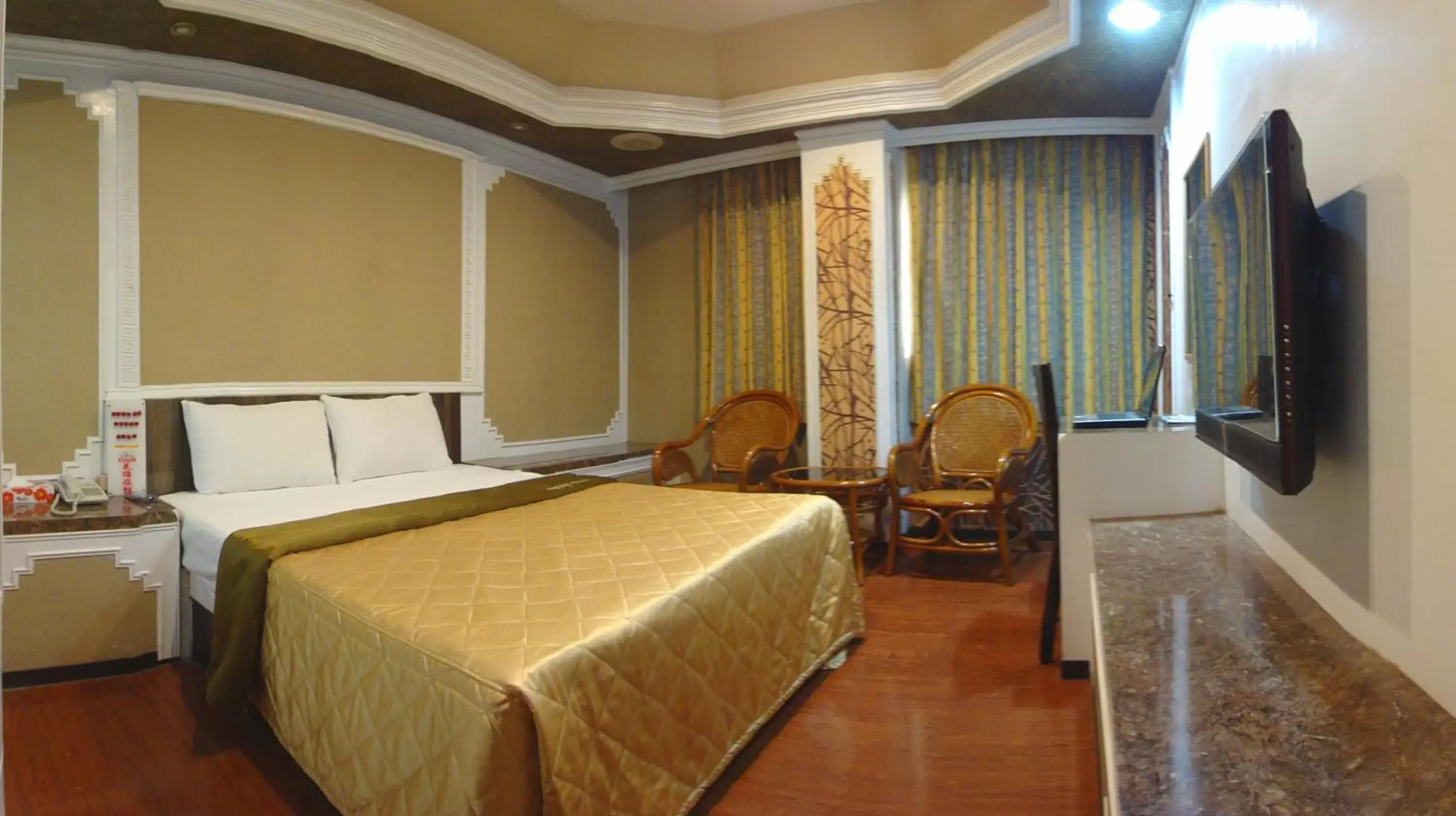 Photo of the whole room, Bed in Hua Yue Hotel