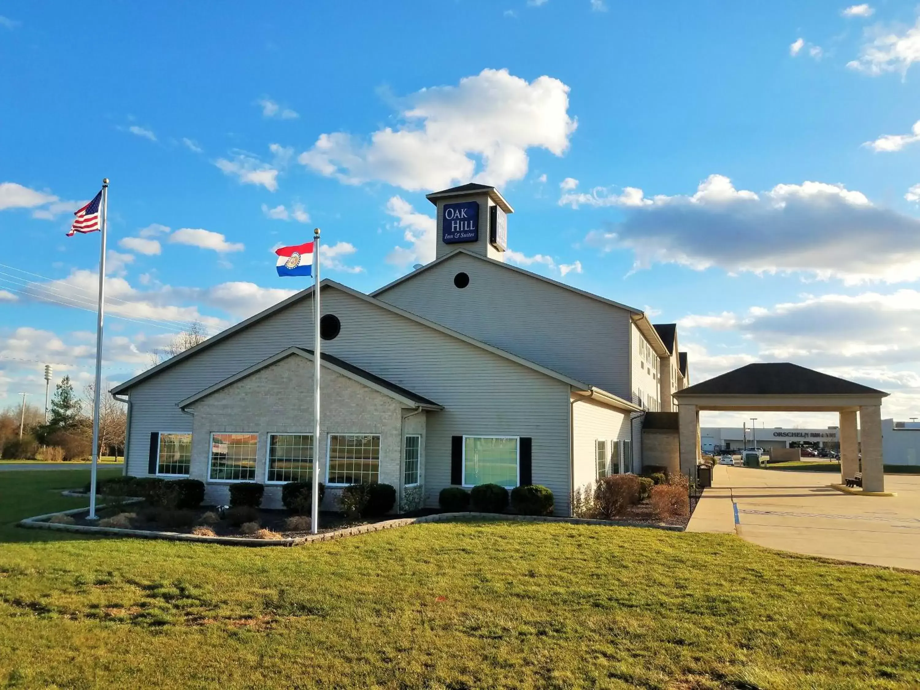 Property building in Oak Hill Inn & Suites Property building in Oak Hill Inn & Suites