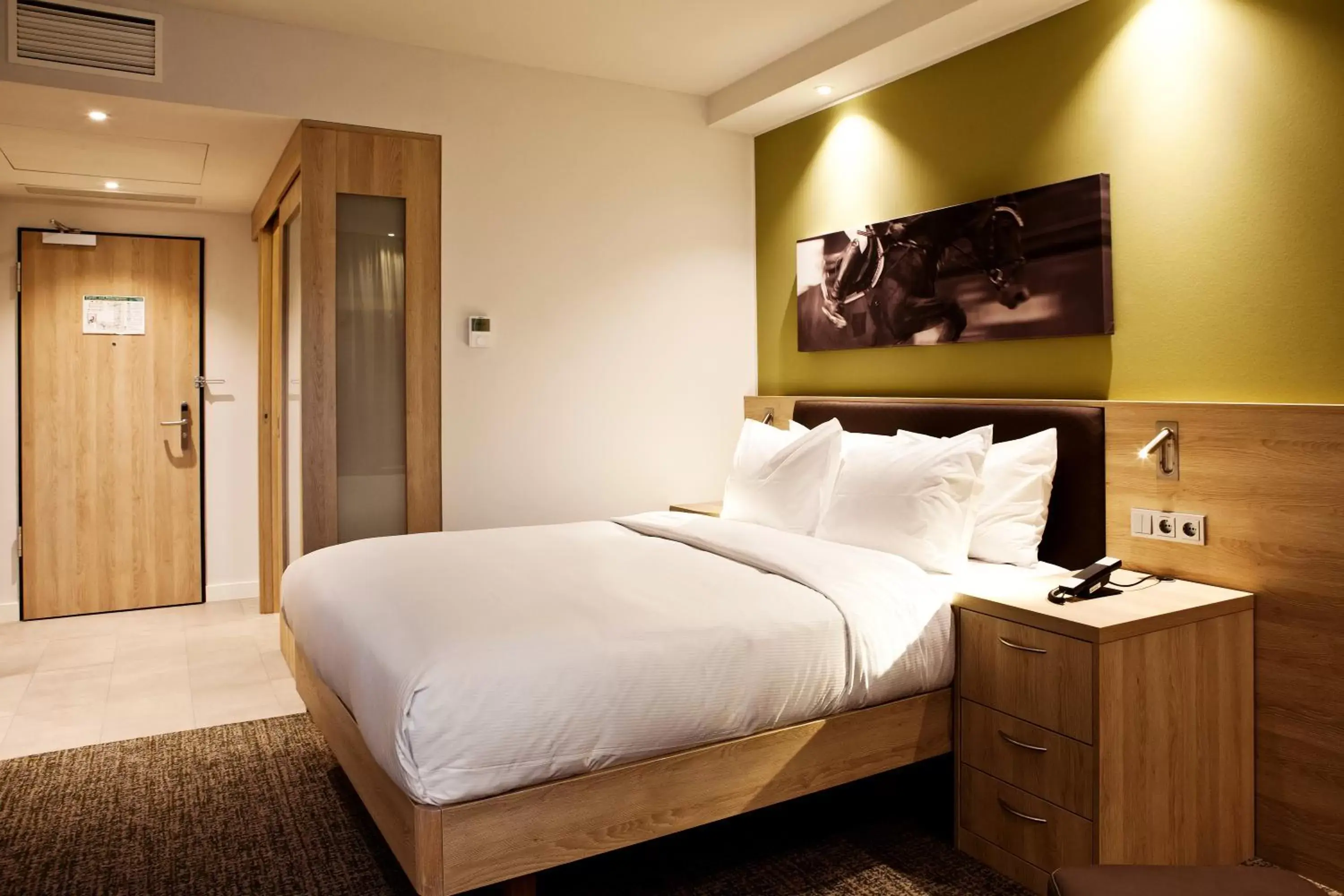 Photo of the whole room, Bed in Hampton By Hilton Aachen Tivoli