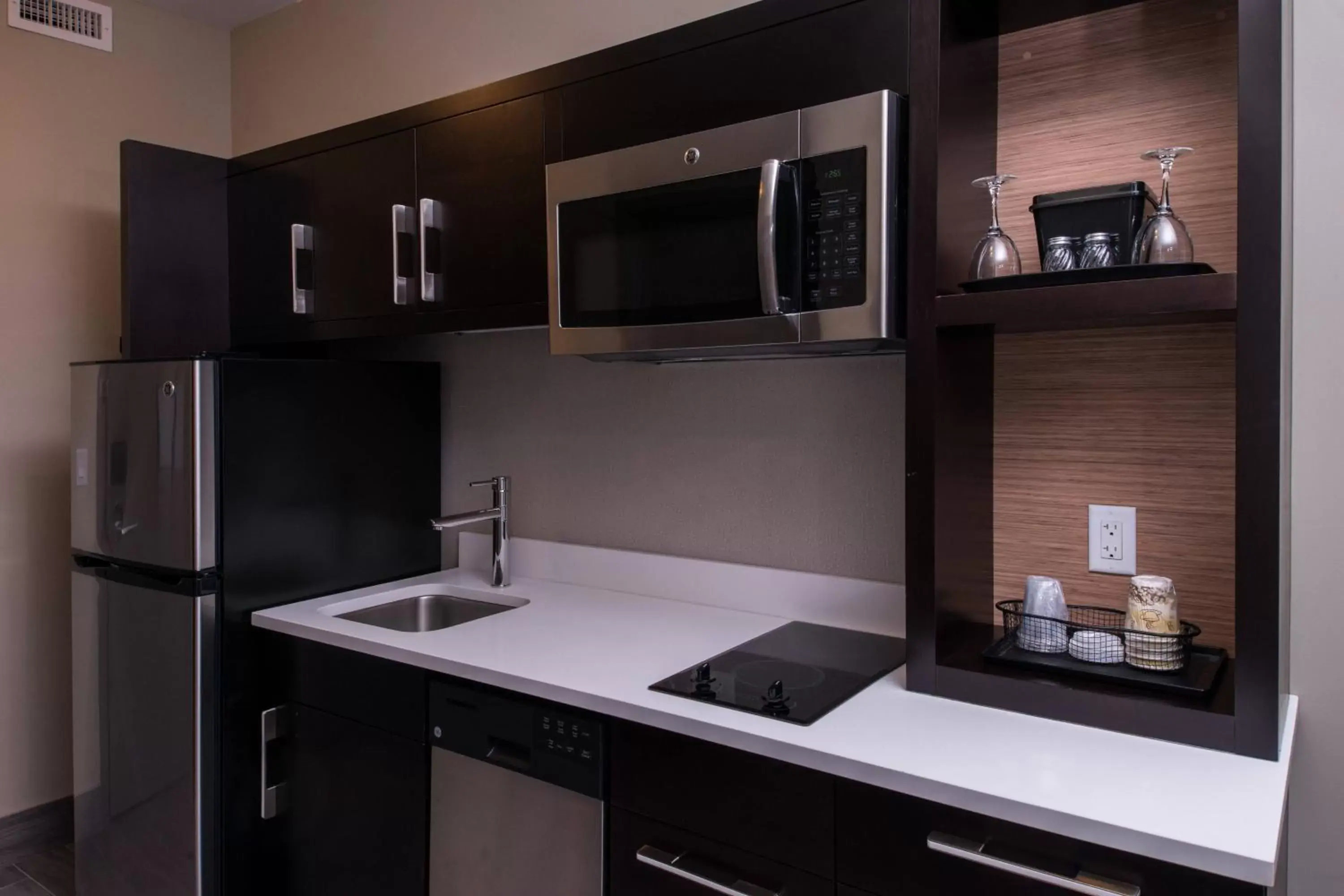 Kitchen or kitchenette, Kitchen/Kitchenette in TownePlace Suites by Marriott Saskatoon