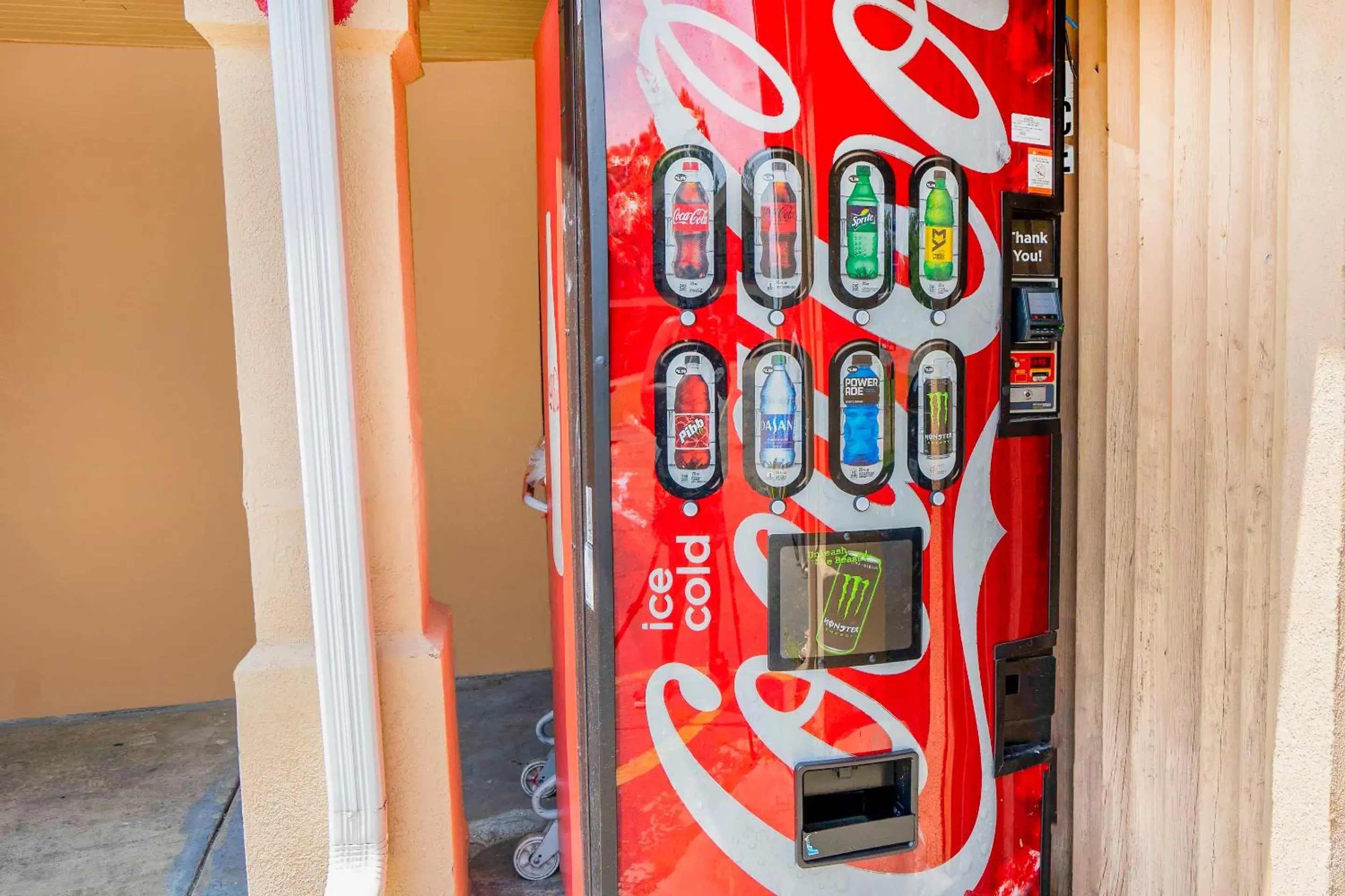 vending machine in OYO Hotel Opp AL, Floral Hwy