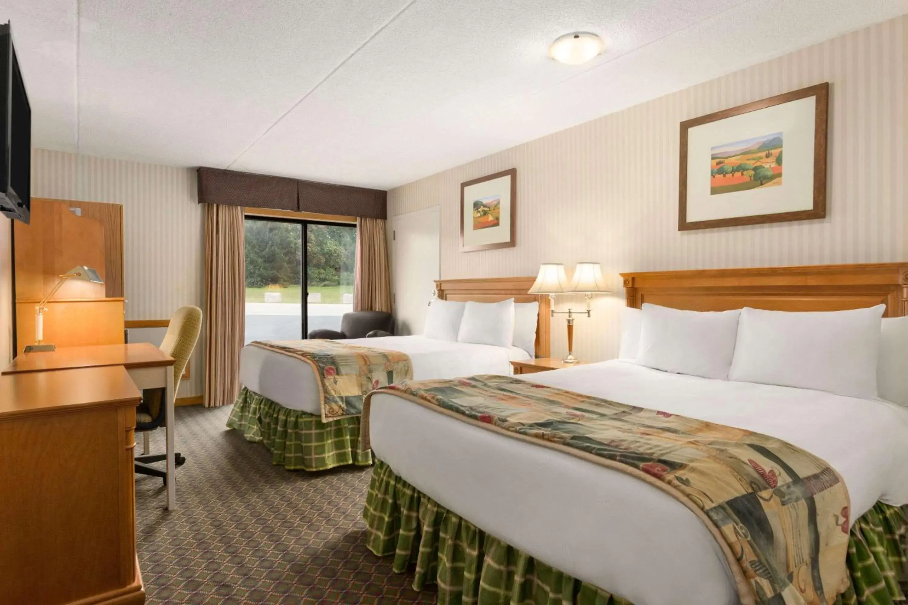 Photo of the whole room in Travelodge by Wyndham Owen Sound ON
