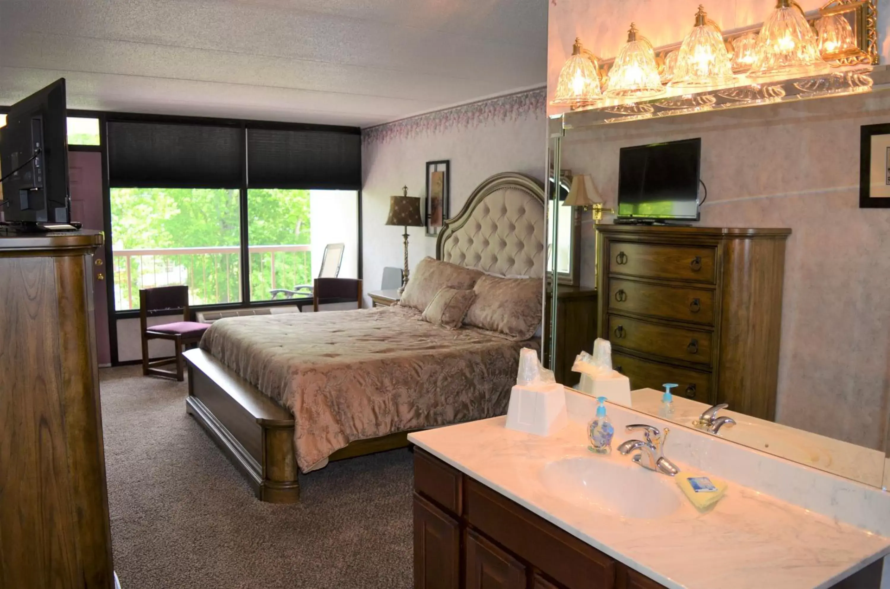 King Room with River View in Rivergate Mountain Lodge King Room with River View in Rivergate Mountain Lodge