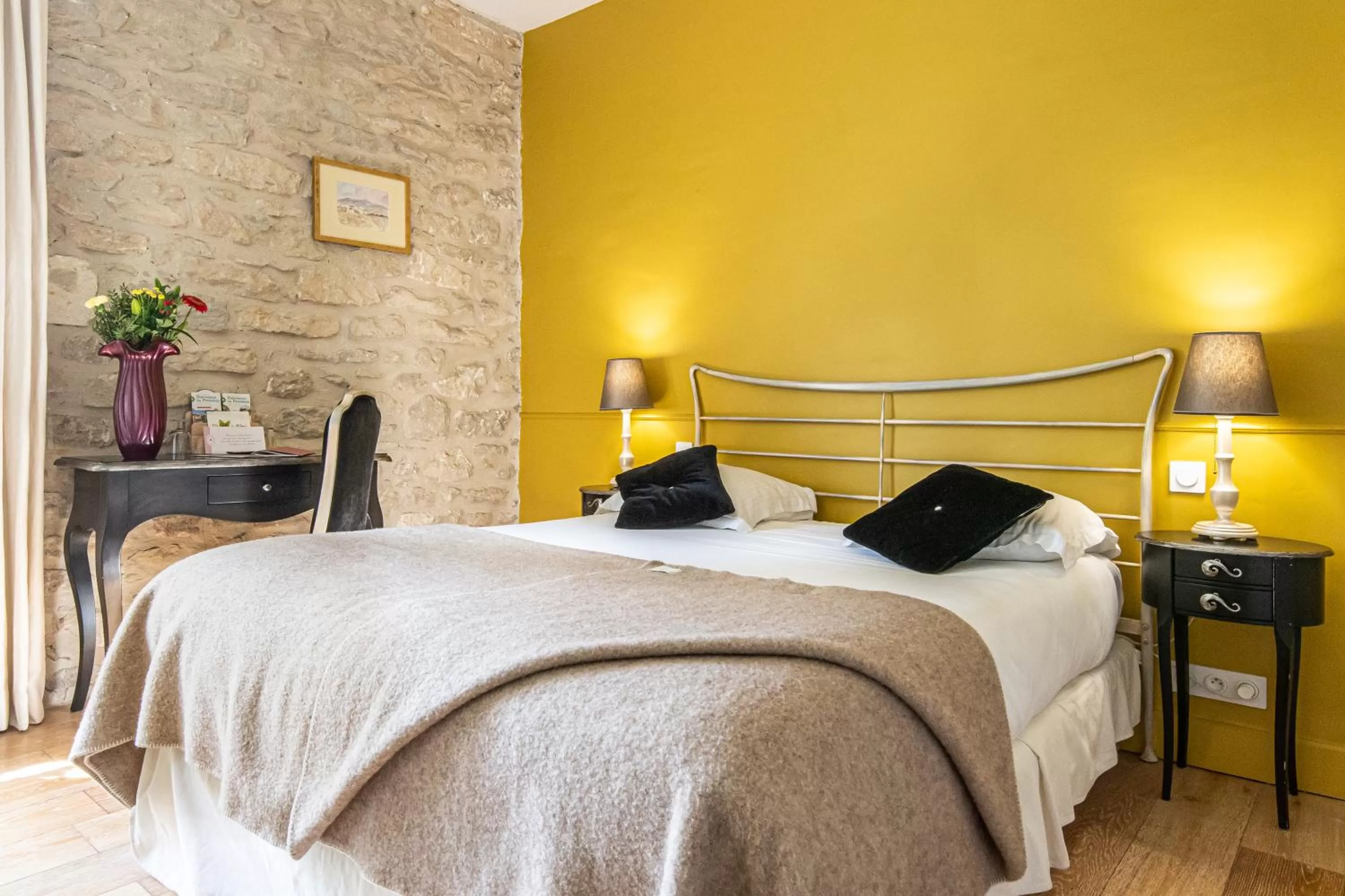 Property building, Bed in Hôtel Mas Valentine