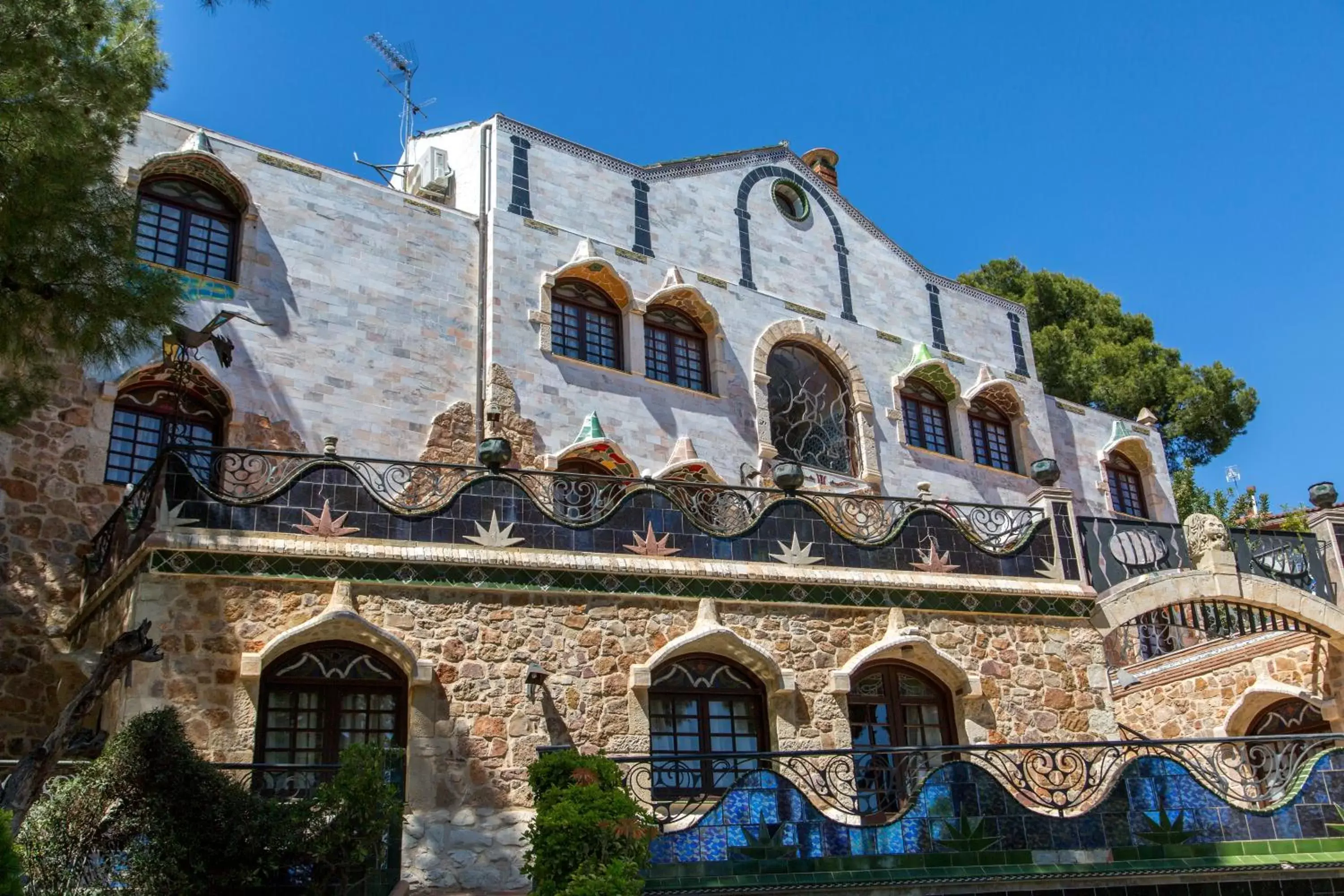 Property Building in Apartamentos Gaudi Style