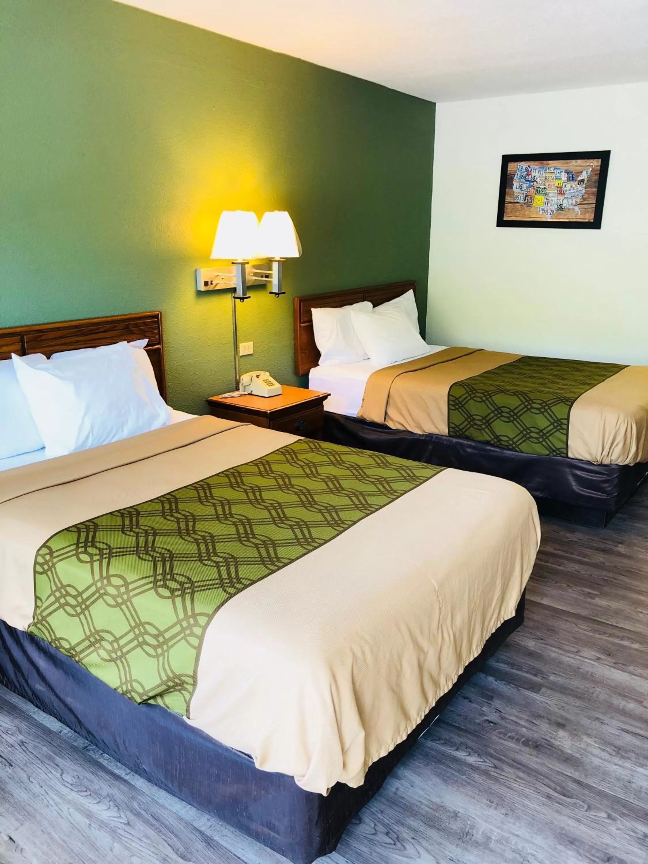 Photo of the whole room, Bed in Econo Lodge