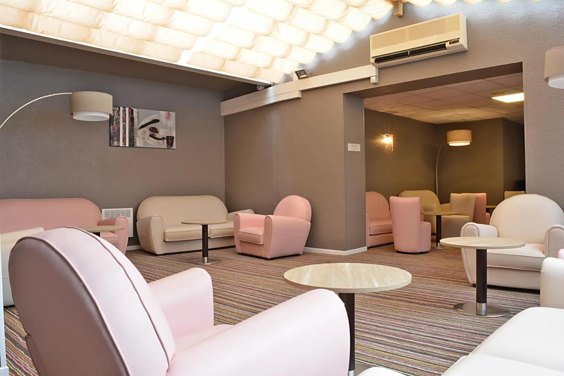 Lounge or bar in Hôtel Croix des Bretons - Lourdes Pyrénées