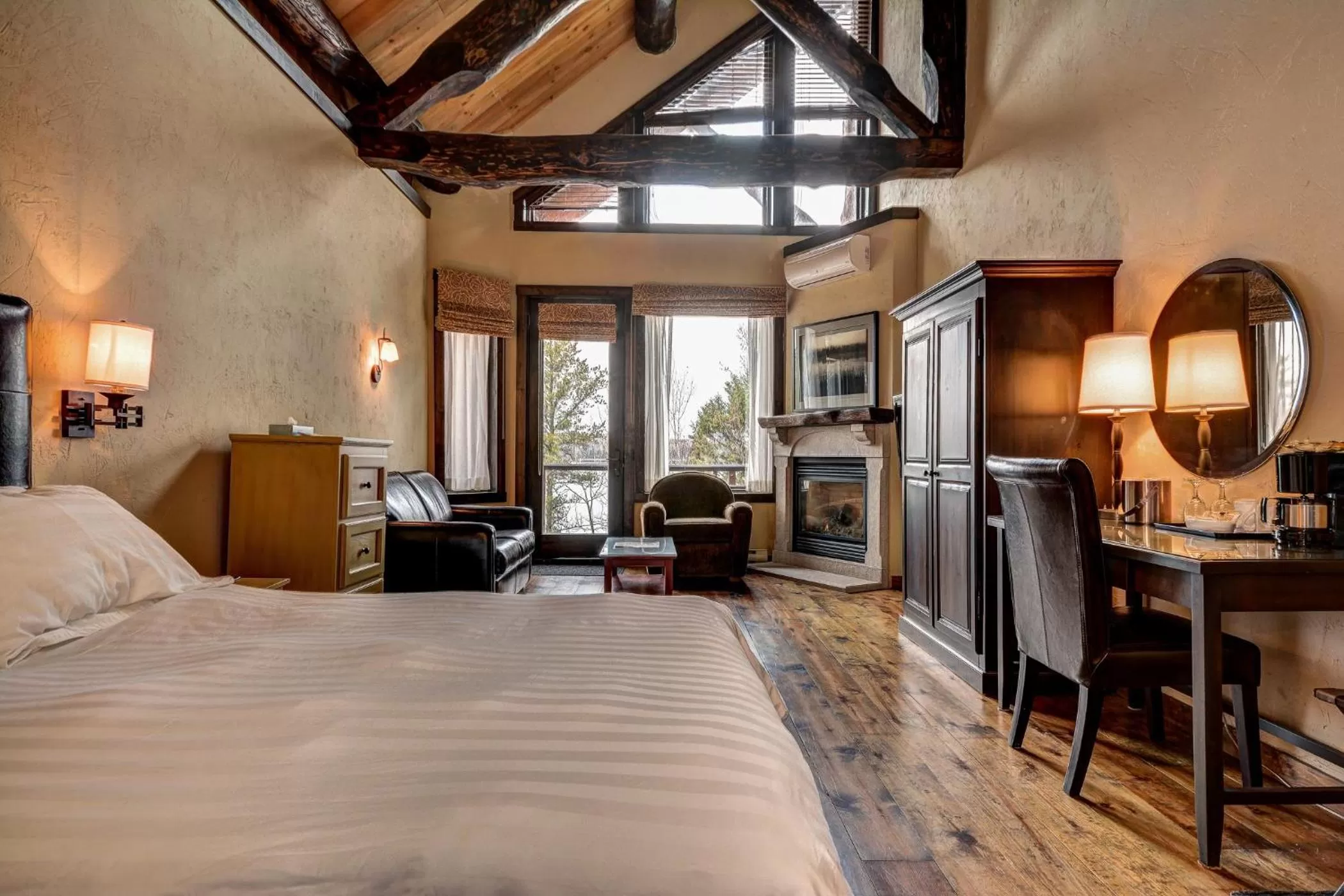 Bed in Les Condos Du Lac Taureau- Rooms & Condos