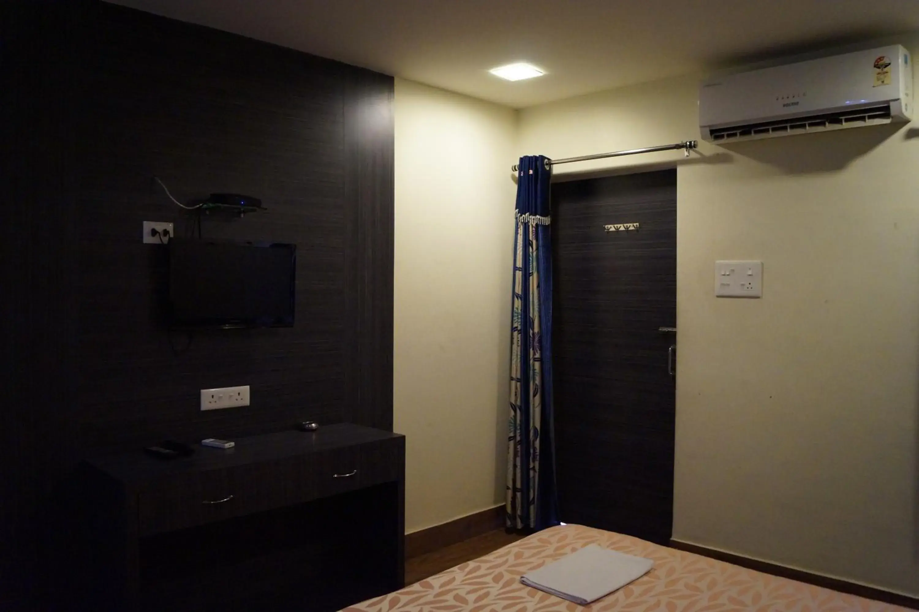 TV and multimedia, Bathroom in Hotel Alka