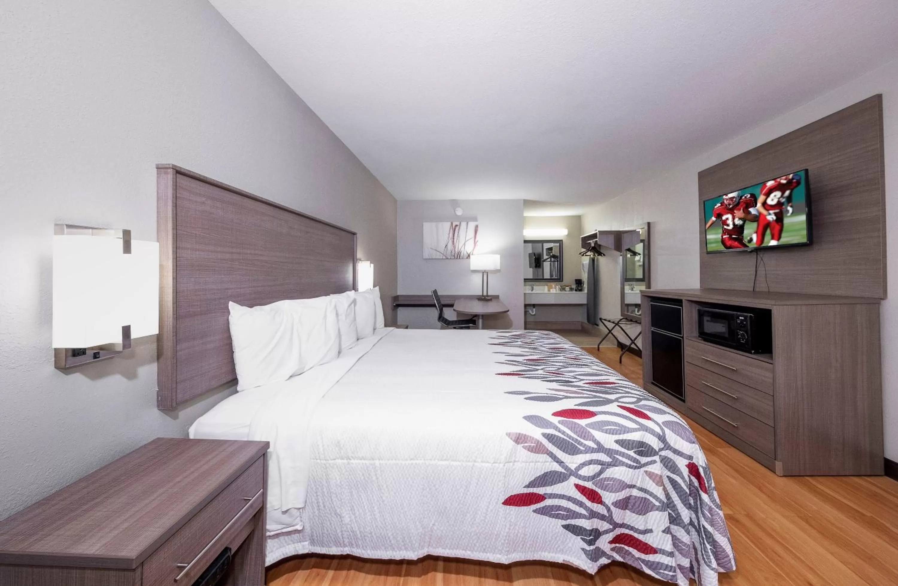 Photo of the whole room, Bed in Red Roof Inn Bay Minette