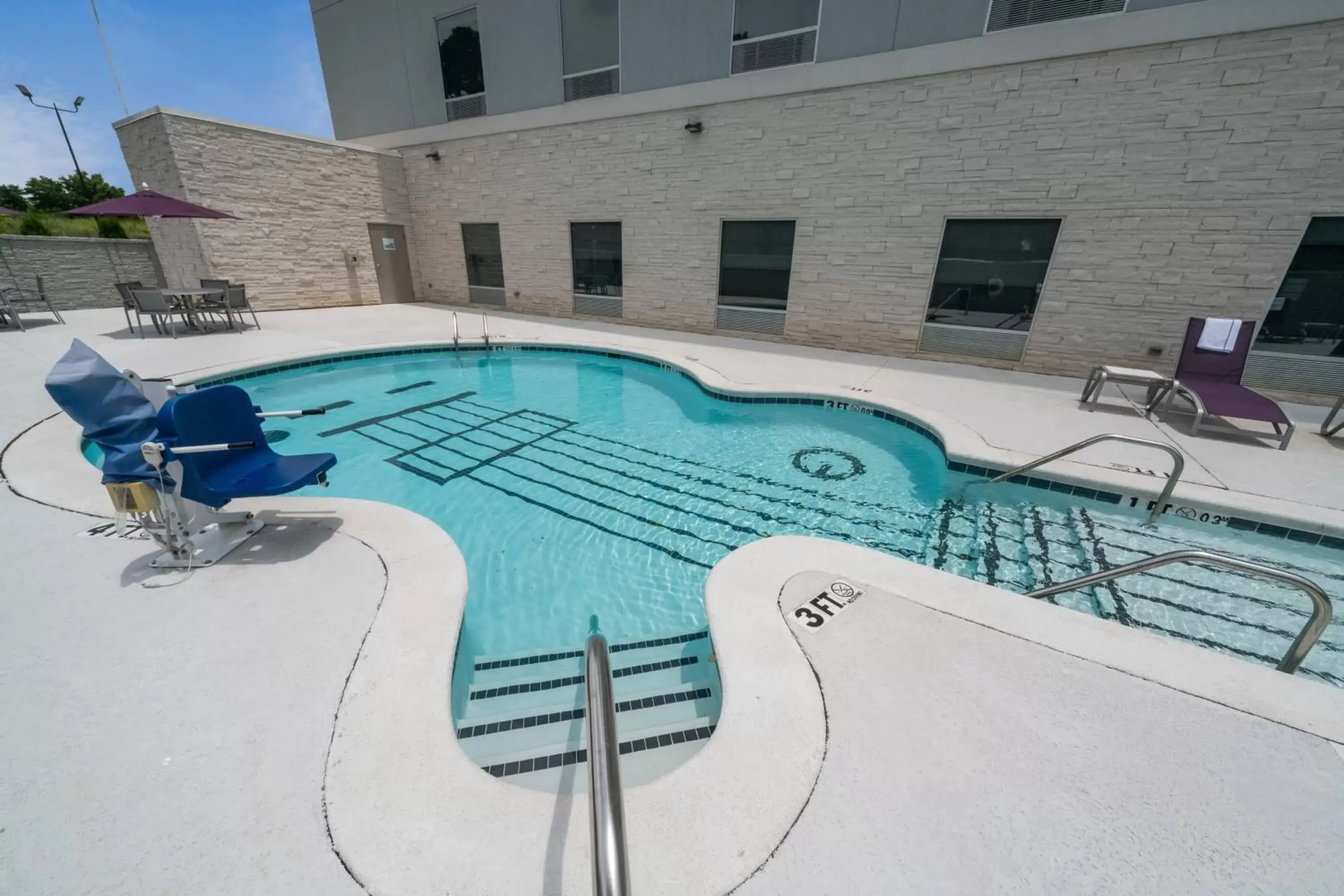 Swimming pool, Pool View in Holiday Inn Express & Suites Memphis Arpt Elvis Presley Blv, an IHG Hotel