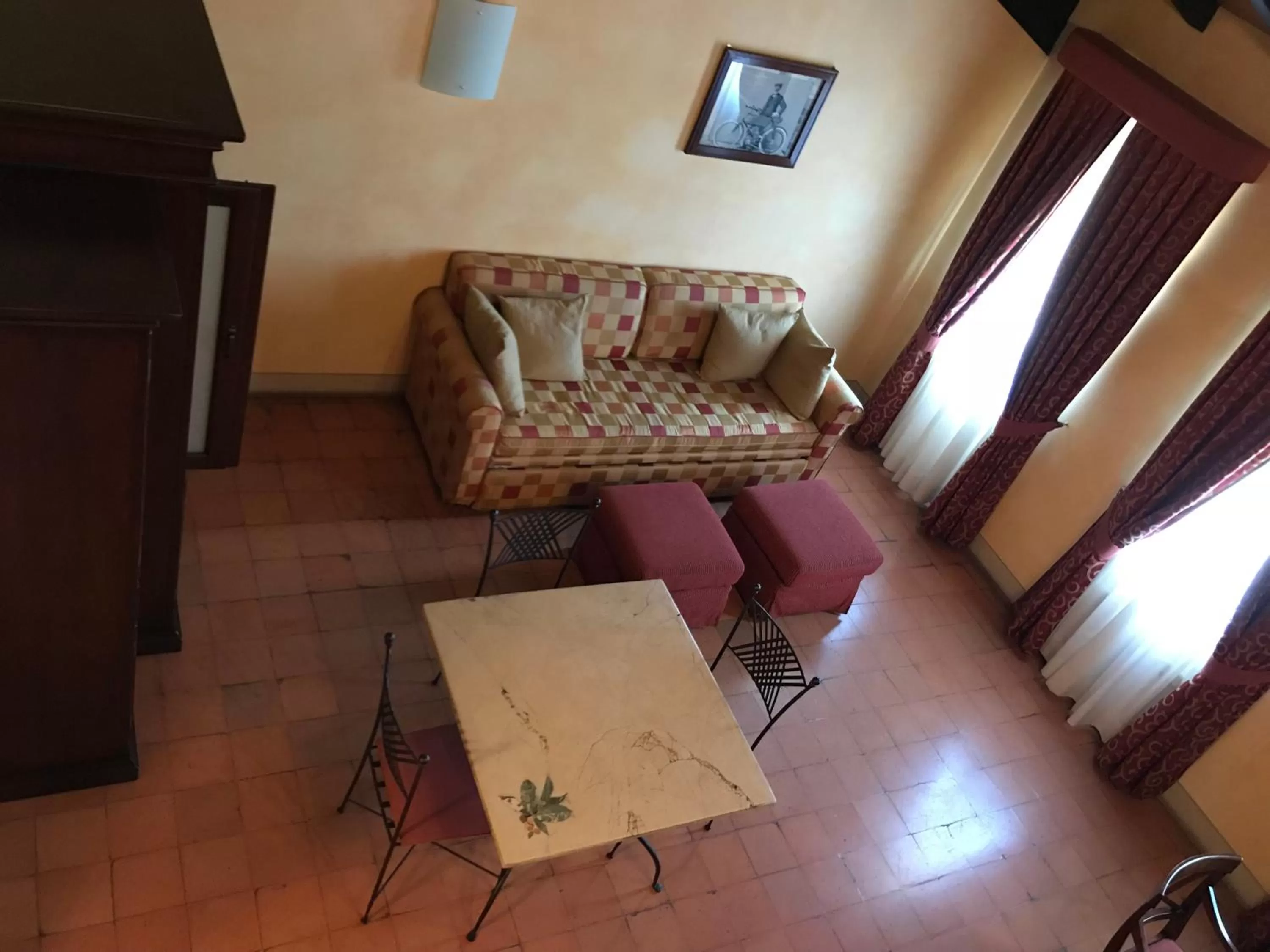 Seating area in Hotel La Cantina