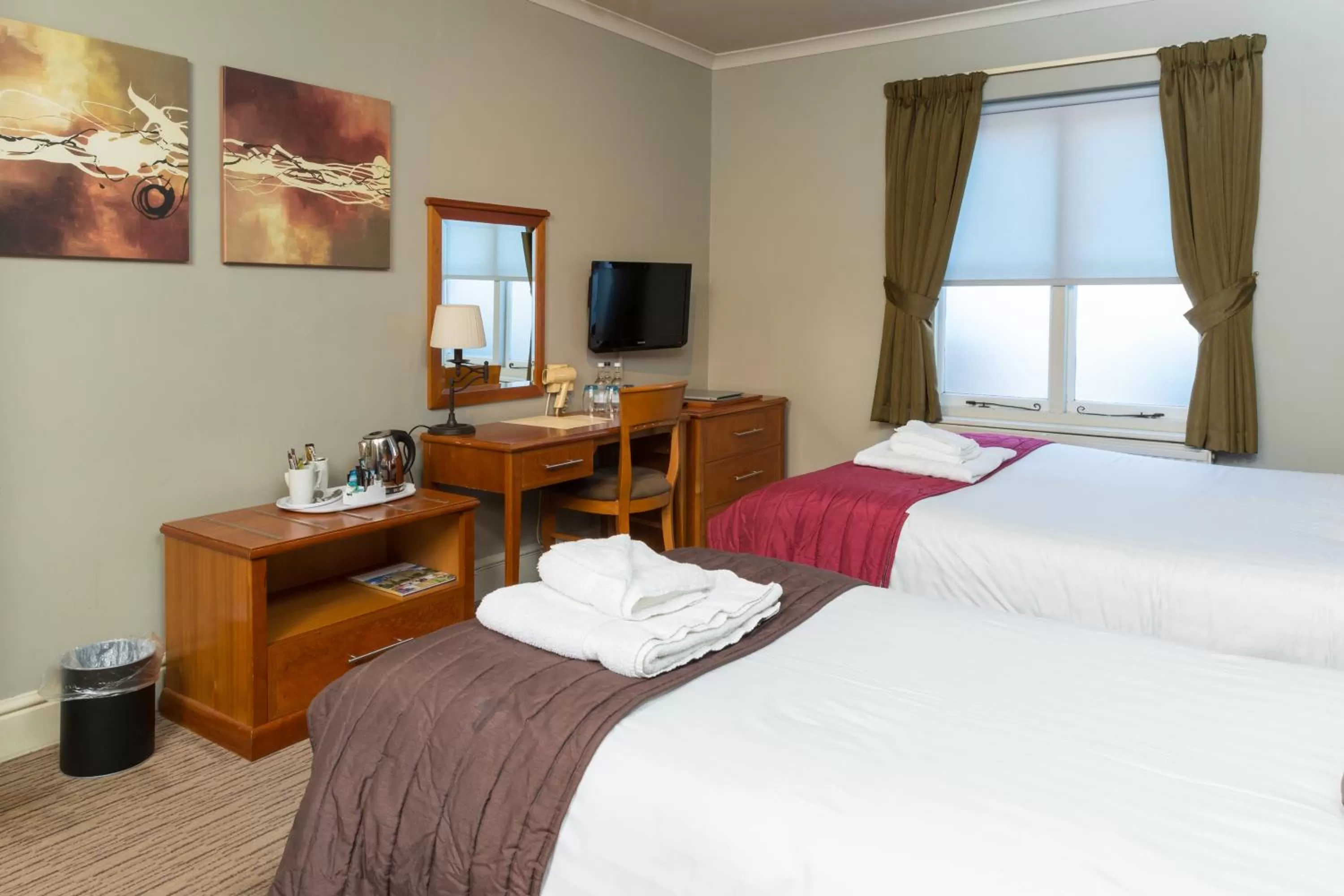 Bedroom, Bed in The Dog & Bear Hotel